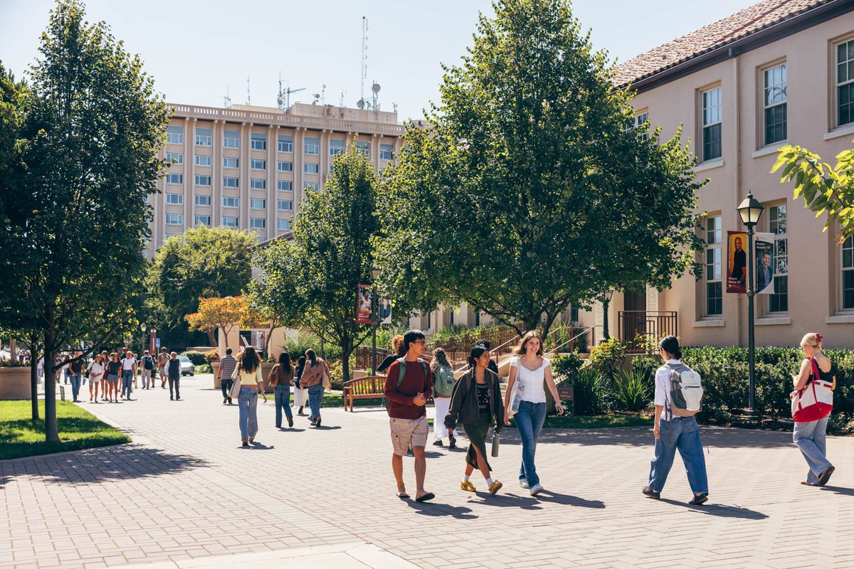 SantaClaraUniv's tweet photo. New classes. New routines. New memories already in the making.  ✅ 

Here’s to making it through the first week and making the most of the year ahead, Broncos!

#LifeAtSCU #SCUbeauty https://t.co/3ajkHCmcZ3
