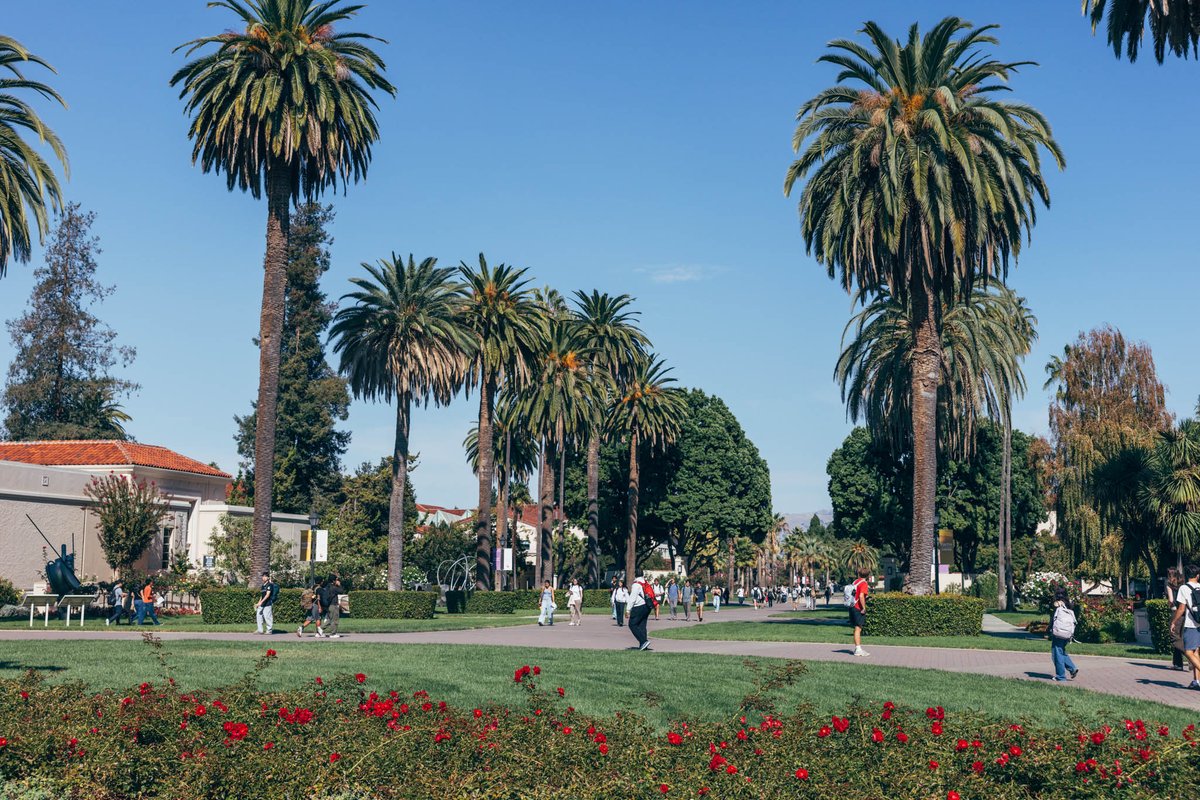 SantaClaraUniv's tweet photo. New classes. New routines. New memories already in the making.  ✅ 

Here’s to making it through the first week and making the most of the year ahead, Broncos!

#LifeAtSCU #SCUbeauty https://t.co/3ajkHCmcZ3