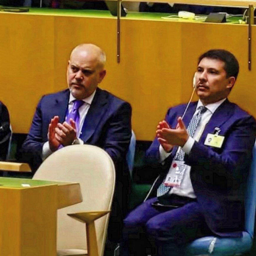 lahzaofficial's tweet photo. Ben bu iki isme kurban olmayayım da kime kurban olayım?

Bu fotoğrafa iyi bakın…

Bir tarafta davanın yükünü omuzlayan, Reis’in yanında gece gündüz çalışan; vefasıyla, sadakatiyle ve hizmet anlayışıyla öne çıkan iki isim:

Cumhurbaşkanımızın Dış Politika ve Güvenlik Başdanışmanı Sayın Akif Çağatay Kılıç Hocamız.

Cumhurbaşkanımızın Özel Kalem Müdürü, Büyükelçimiz Prof. Dr. Sayın Hasan Doğan Hocamız.

Bazıları davaya zarar veren tartışmaların içinde kalırken, Akif Çağatay Kılıç ve Hasan Doğan Hocamız, Reis’in yanında Türkiye davasına hizmet etmeyi sürdürüyor.

Mesai değil, gönül işi. Vefa, sadakat ve emanet bilinci… 🇹🇷
@ackilic76 @hasandogan