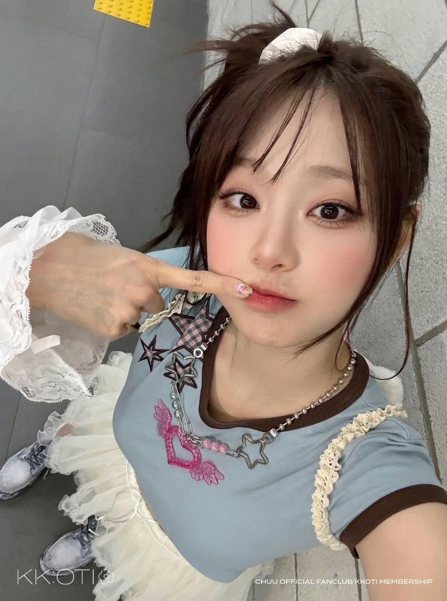Mellyfn9y's tweet photo. How nice of chuu to help us aim our fat cocks https://t.co/XfXXlbvCxi