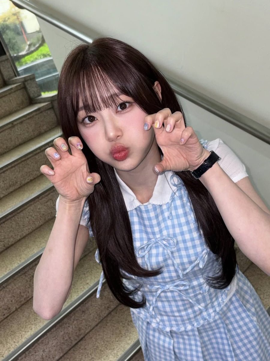Mellyfn9y's tweet photo. How nice of chuu to help us aim our fat cocks https://t.co/XfXXlbvCxi