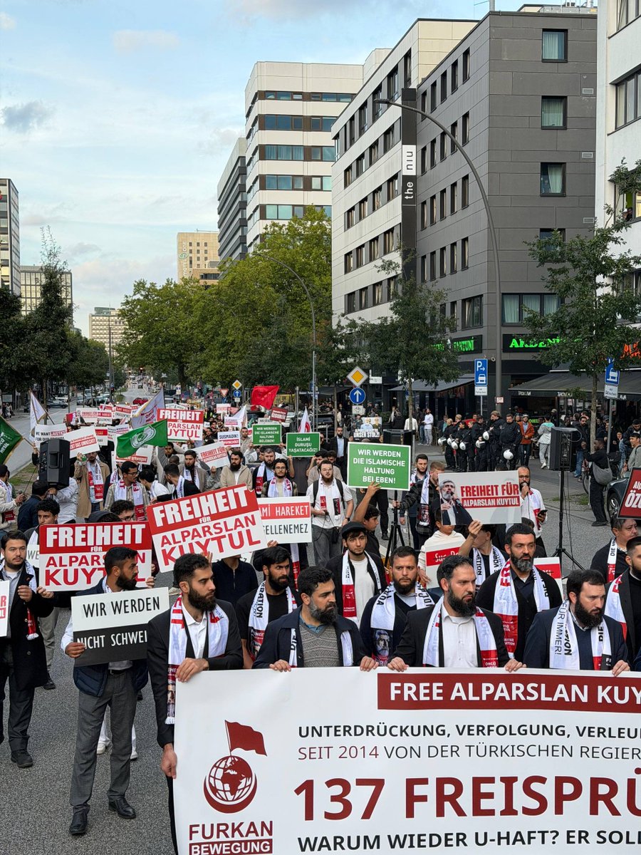 FurkanHamburg26's tweet photo. Bugün Hamburg’da Furkan Hareketi’ne karşı yapılan haksızlıkları protesto etmek amacıyla bir özgürlük yürüyüşü ve basın açıklaması düzenledik.
Yaşanan hukuksuzlukları bir kez daha açıkça kınadık.
Talebimiz nettir:
Alparslan Kuytul’u, eşini ve talebelerini serbest bırakın! https://t.co/dfdkSKhGpC