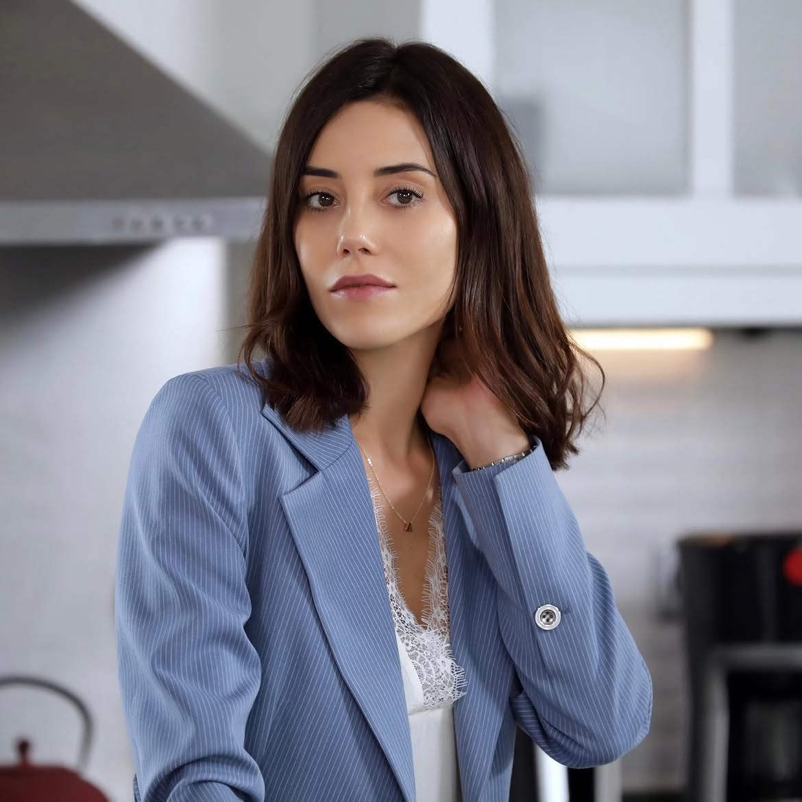 PopFestTR's tweet photo. Cansu Dere, 4 yıl sonra ekranlara geri dönüyor.

NOW'da yayınlanacak Medyapım'ın ‘Mavi Orkide’ dizisinin senaryosunu Melis Civelek ile Zeynep Gür kaleme alacak. (Birsen Altuntaş) https://t.co/tbyzeKdgAr