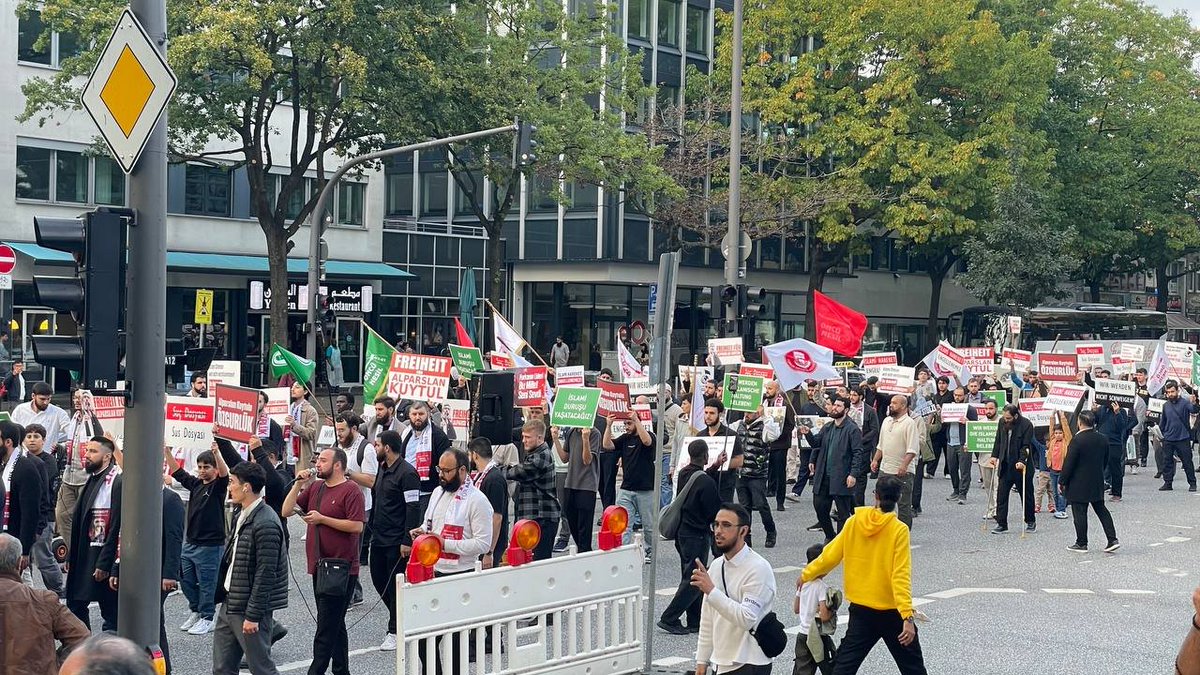 FurkanHamburg26's tweet photo. Bugün Hamburg’da Furkan Hareketi’ne karşı yapılan haksızlıkları protesto etmek amacıyla bir özgürlük yürüyüşü ve basın açıklaması düzenledik.
Yaşanan hukuksuzlukları bir kez daha açıkça kınadık.
Talebimiz nettir:
Alparslan Kuytul’u, eşini ve talebelerini serbest bırakın! https://t.co/dfdkSKhGpC