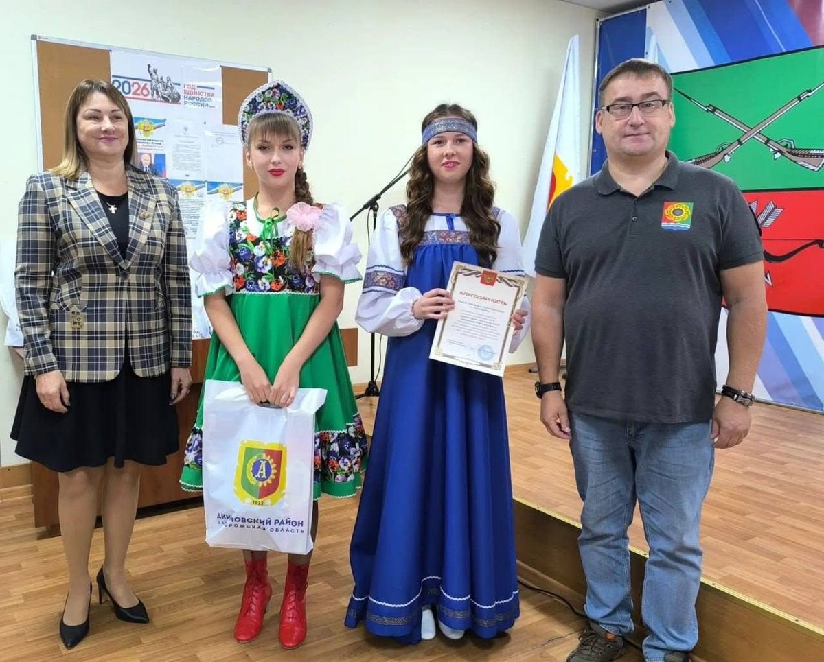 Vit_Ovchar's tweet photo. Це українські діти з окупованого села Якимівка Запорожської області, яких російська окупаційна адміністрація одягає у російські національні костюми.
Росіяни проводять культурну експансію.

Я казав і кажу: нинішня російська окупація буде гірша від останньої совєцькой. 

Кремлю вже не треба «хорошиє украінці», їм треба лише «новиє рускіє граждане». 
І той хто з цим не згоден - буде знищений!