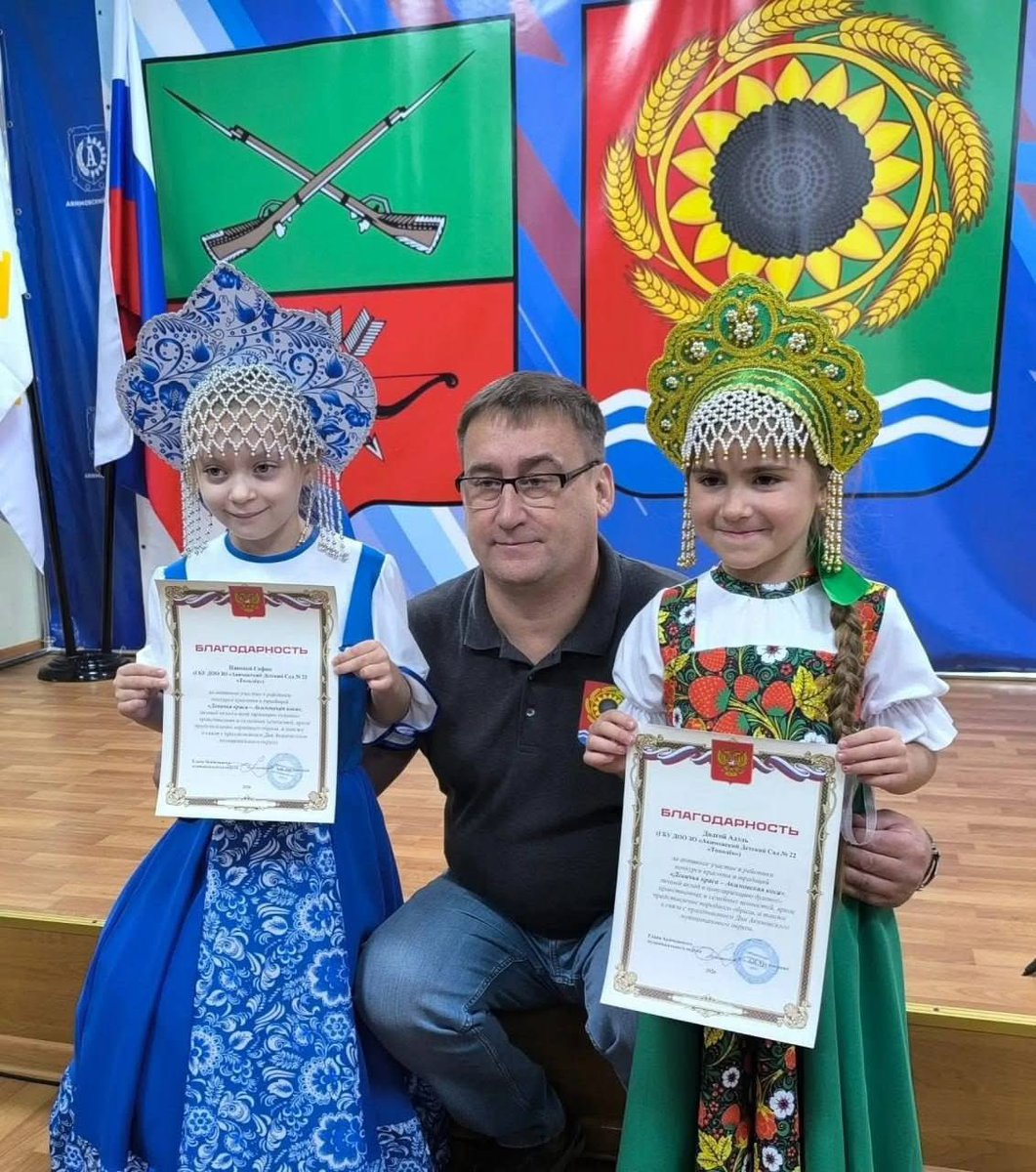 Vit_Ovchar's tweet photo. Це українські діти з окупованого села Якимівка Запорожської області, яких російська окупаційна адміністрація одягає у російські національні костюми.
Росіяни проводять культурну експансію.

Я казав і кажу: нинішня російська окупація буде гірша від останньої совєцькой. 

Кремлю вже не треба «хорошиє украінці», їм треба лише «новиє рускіє граждане». 
І той хто з цим не згоден - буде знищений!