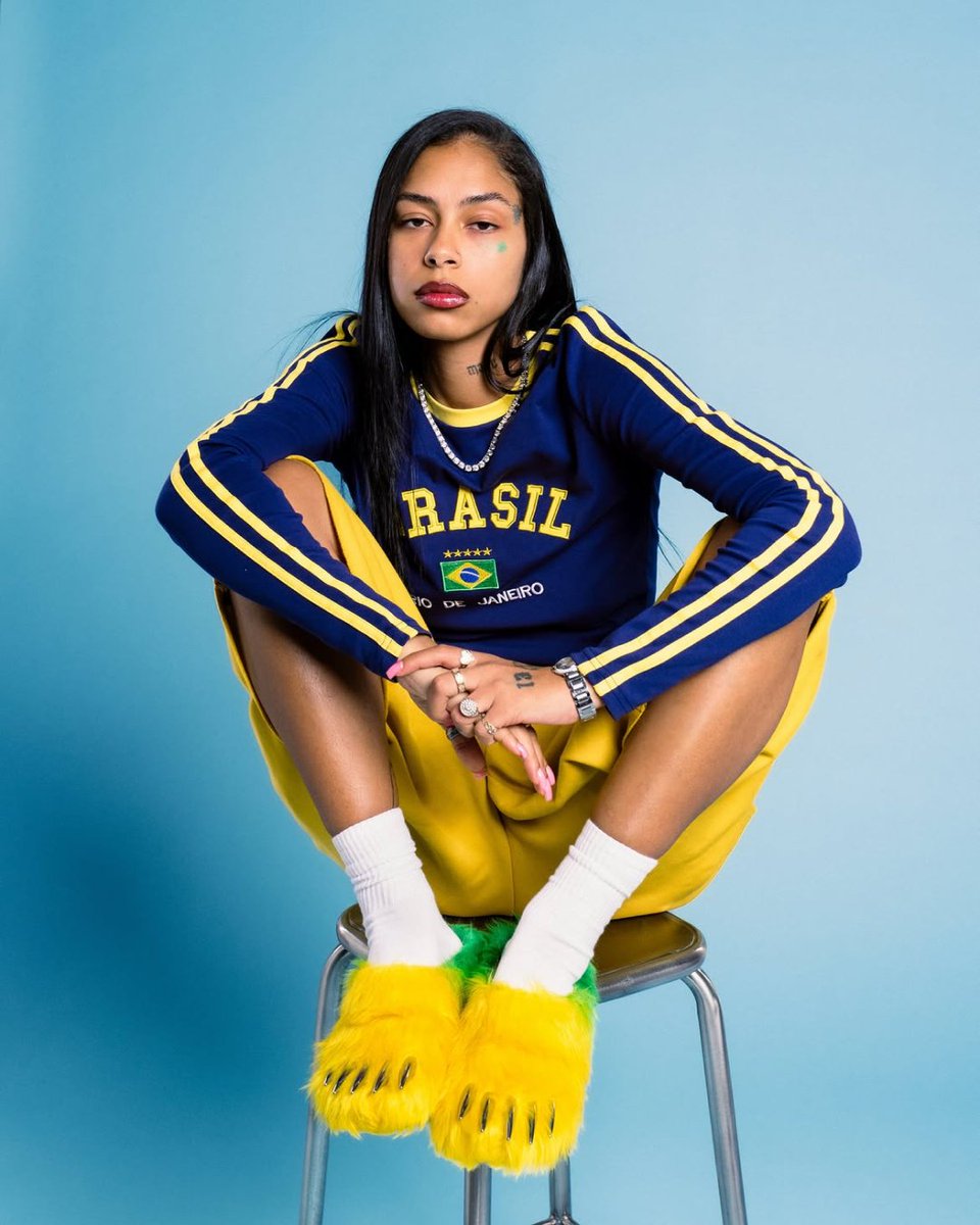 avntspace's tweet photo. Brazil Bear Claws by Bravest, worn by Giovanna Ramos. https://t.co/HRZH6HRoIX