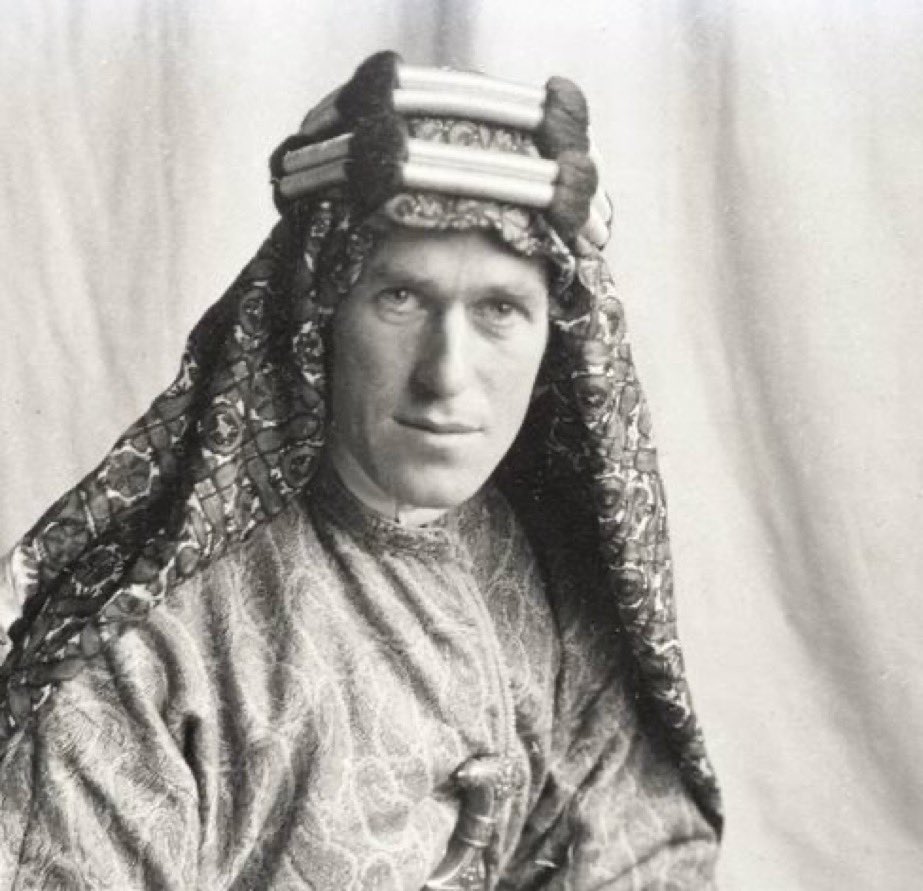 ProspectAteolog's tweet photo. İngiliz casusu T. E. Lawrence namaz kılıyor, çok iyi Kur’an okuyor, hatta imamlık bile yapıyordu.

Sonra Arapları Osmanlı’ya karşı örgütleyerek Türk ordusunun arkadan vurulmasında rol oynadı.

Demek ki dinî görünmek, insanın niyetinin ve yaptıklarının garantisi değilmiş. https://t.co/ruxCWwHO73