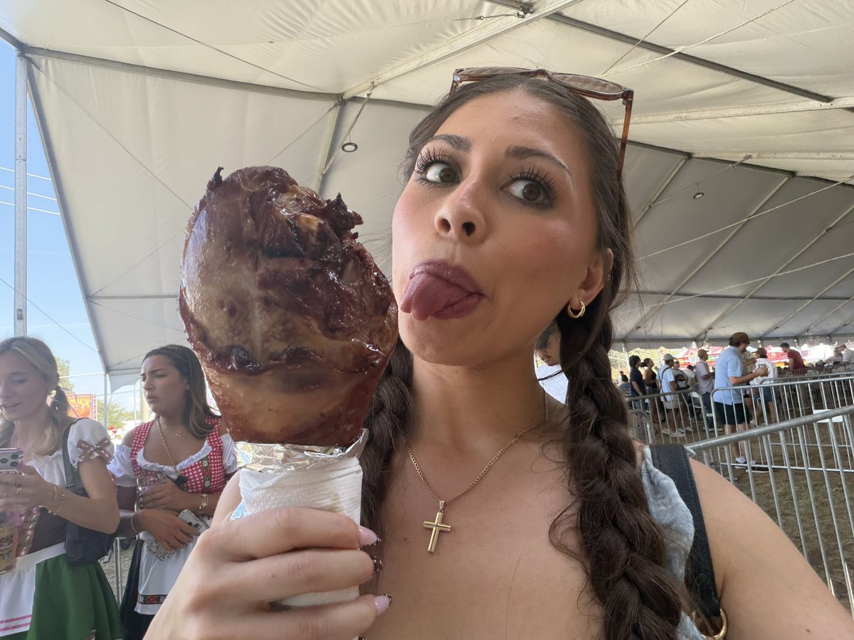 send2danii's tweet photo. Obviously I got a turkey leg gimme $25 https://t.co/77f55aOkqY