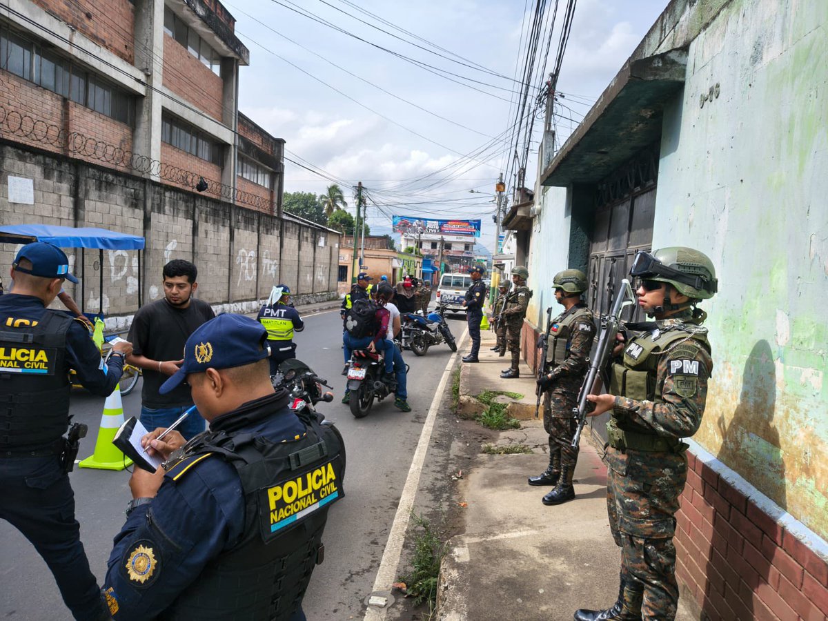 Ejercito_GT's tweet photo. 🇬🇹 Más presencia, más seguridad, más confianza

El Ejército de Guatemala, en cumplimiento de su mandato constitucional, continúa firme junto a las fuerzas de seguridad civil en la protección de las familias guatemaltecas.

Brigadas estratégicas ejecutan operaciones de seguridad masivas y coordinadas en las zonas 3, 6, 8, 12, 18, 24 y 25 de la capital, así como en los municipios de Amatitlán, San Pedro Ayampuc y San José del Golfo, fortaleciendo la vigilancia en sectores clave para el bienestar de la población.

Cada operación es un paso más hacia comunidades más seguras. Seguimos trabajando con disciplina, transparencia y compromiso constitucional al servicio de Guatemala.

#EjércitoGT #EstamosCumpliendo #SeguridadParaTodos