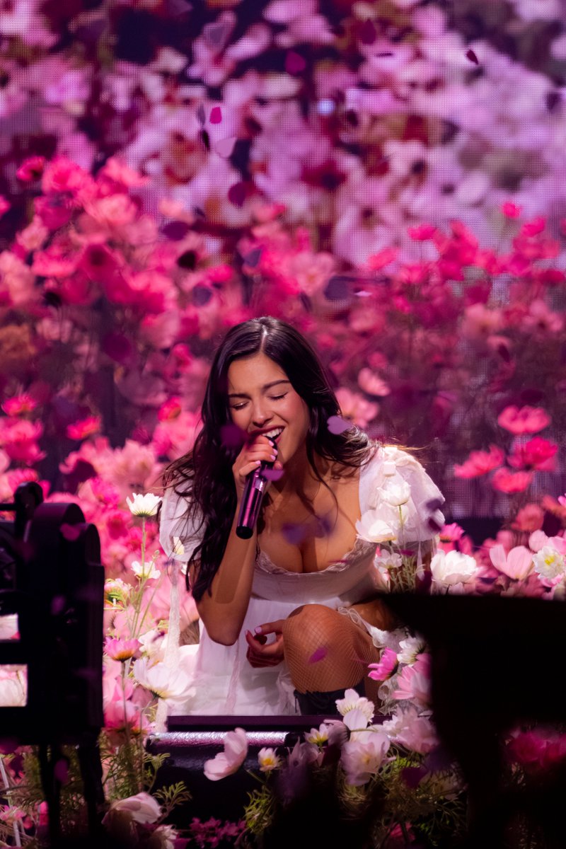 Peoplesbnkarena's tweet photo. A look back on the most unforgettable opening night 🌸 So special to have Olivia Rodrigo kick off The Unraveled Tour right here in Hartford. An unbelievable start to an incredible weekend... and we get to do it all again tonight! ✨

📸: Jared Beltz https://t.co/2fNdPuvoOy