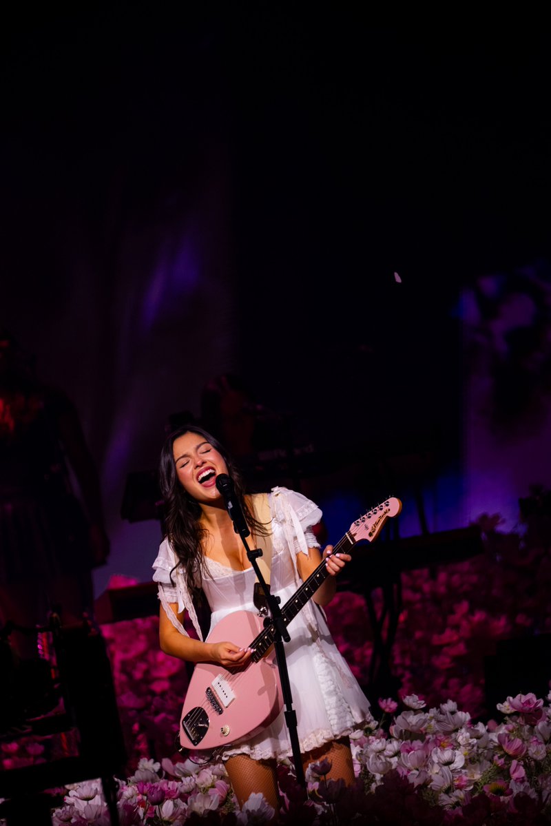 Peoplesbnkarena's tweet photo. A look back on the most unforgettable opening night 🌸 So special to have Olivia Rodrigo kick off The Unraveled Tour right here in Hartford. An unbelievable start to an incredible weekend... and we get to do it all again tonight! ✨

📸: Jared Beltz https://t.co/2fNdPuvoOy