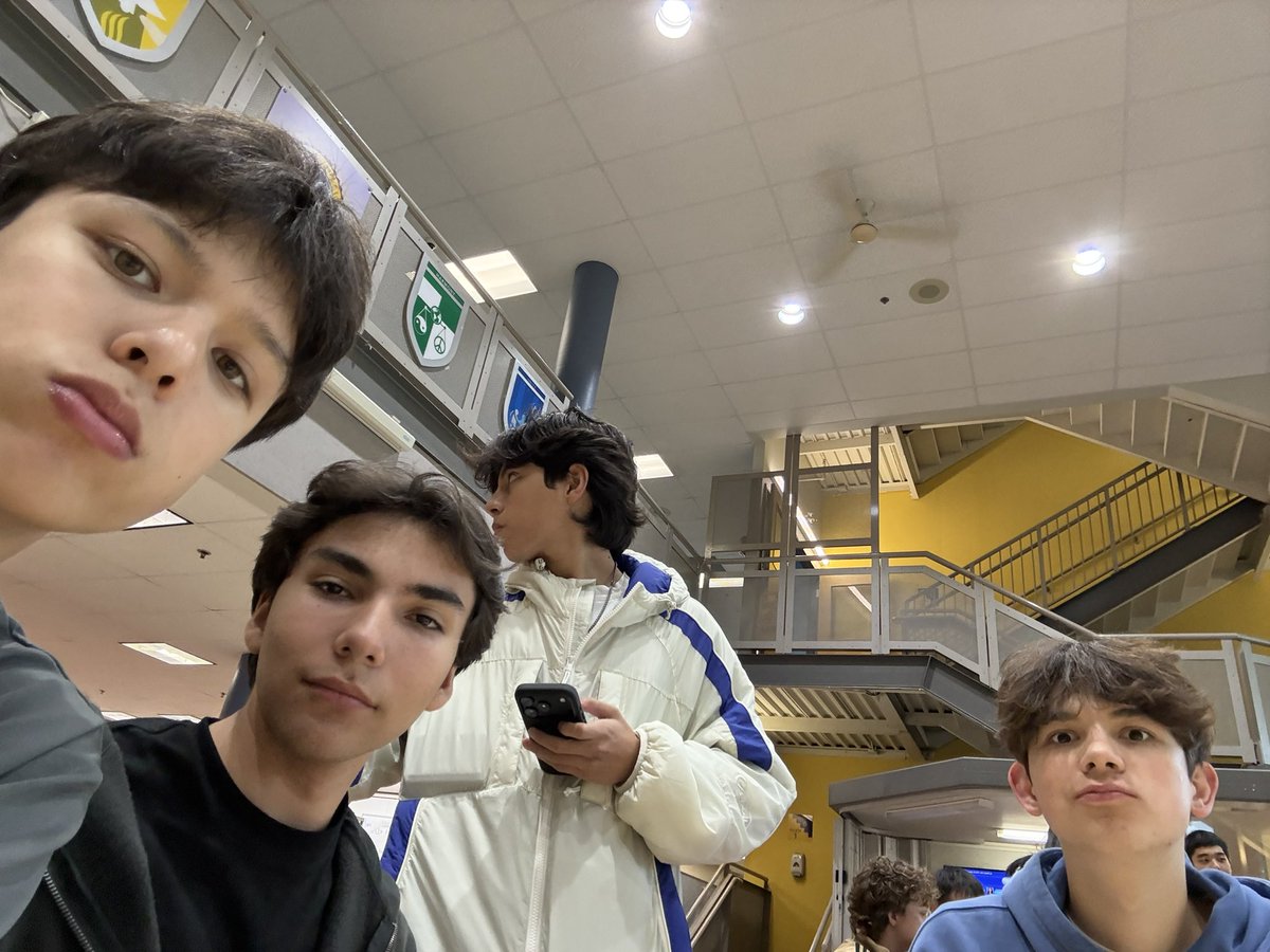 saunyagaeri's tweet photo. プール飛び込みしたら背中打って今青血 https://t.co/34BZbjJbz5