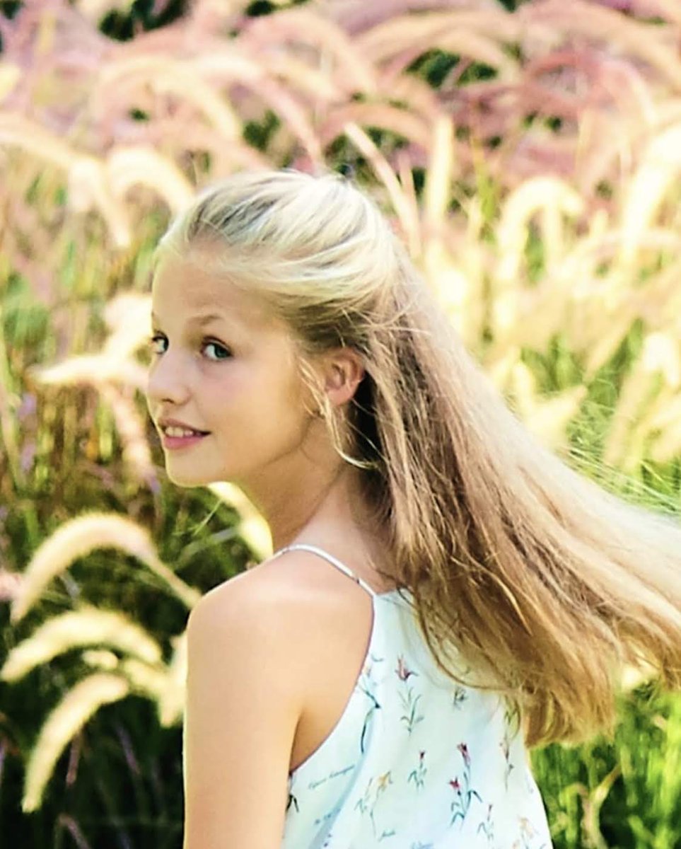 SofiayLeonor's tweet photo. Leonor en su Infancia, desde pequeña siempre ha sido bellísima 😍💕 

📲 Comparte, síguenos y danos Like 👍🏼 

#PrincesaLeonor #InfantaSofìa #Mujer #Princesas #TopModels https://t.co/bMNUtOiCk9