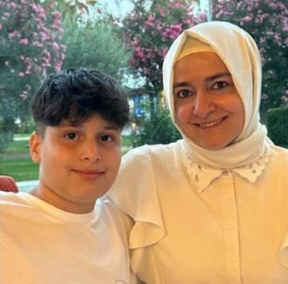 uluser01's tweet photo. Fatma Betül Sayan Kaya ablamız,
14 Kasım 2008 deAK Parti döneminde,
 İstanbul Büyükşehir Belediyesi iştiraki İSBAK A.Ş de işe giriş yapmış ve aynı gün yurtdışı eğitimi için toplamda 85.791 bin dolar burs sözleşmesi imzalamış.

Yani eğitimini bile bursla  tamamlayan bir kişi nasıl oluyor da 163 milyon TL'lik  fon alabiliyor.

Bu arada LGS'de Türkiye 1 olan oğlunu da kutluyorum