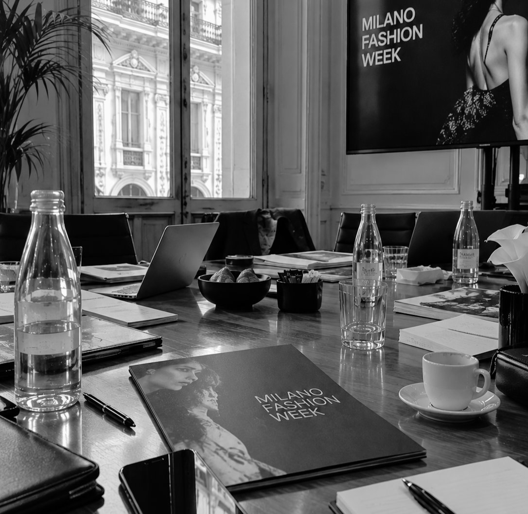 simonintermite's tweet photo. Un onore essere testimone, per #Domanipress, della #MilanoFashionWeek e raccontare da vicino uno degli appuntamenti più importanti della moda internazionale. Tra sfilate, incontri e grandi protagonisti, Milano torna a essere il centro del mondo fashion. #MFW #MilanoFashionWeek https://t.co/n0pPwpmgnR