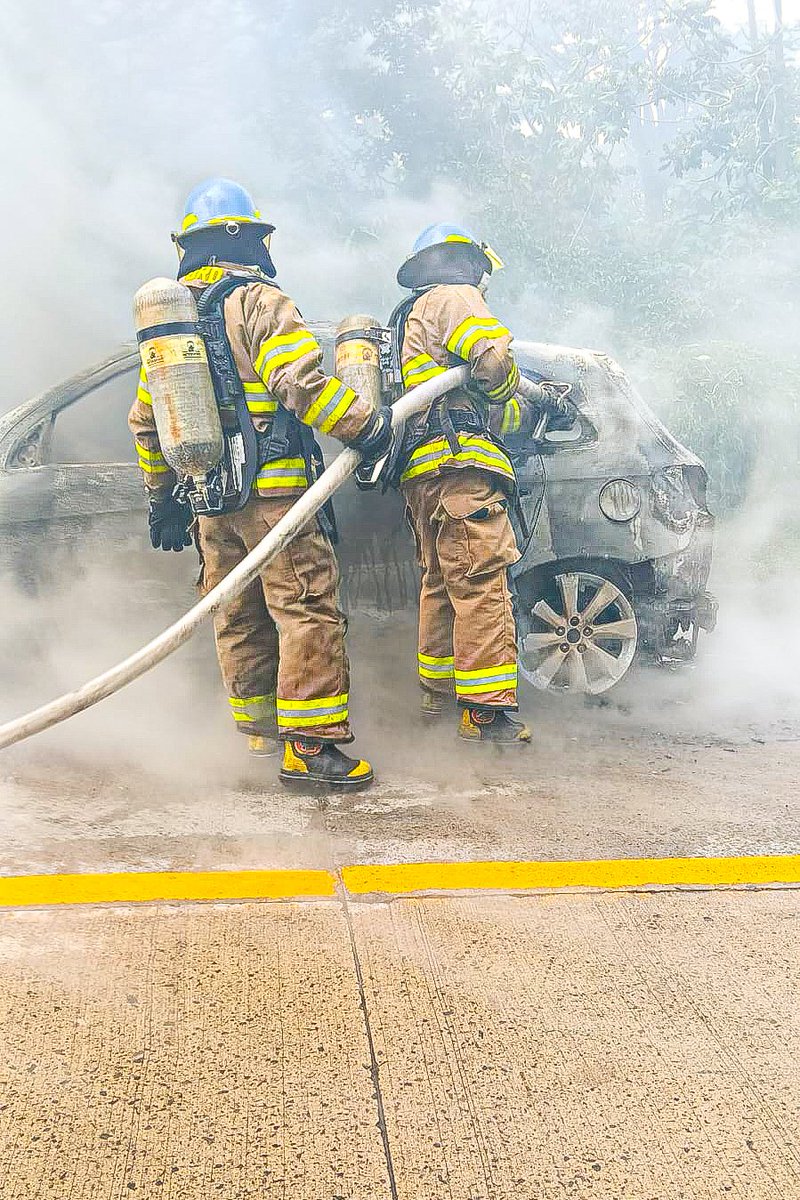 BomberosSV's tweet photo. 🚨 Incendio vehicular en📍Ruta al Boquerón, km 22.5, Volcán de San Salvador.​🧯 Realizamos labores de control y liquidación. En el lugar únicamente se reportan daños materiales, sin personas lesionadas.
​Emergencias 📞 9️⃣1️⃣3️⃣ 🚒💨 https://t.co/esPKx7NSkz