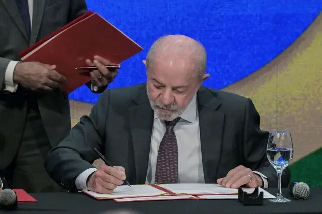 snaomono's tweet photo. GOVERNO AFIRMA: 
QUE TODO BISEX VAI TER DIREITO GARANTIDO PELA CONSTITUIÇÃO A TER UM NAMORADO E UMA NAMORADA 💘 https://t.co/ihdq0Tn2FX