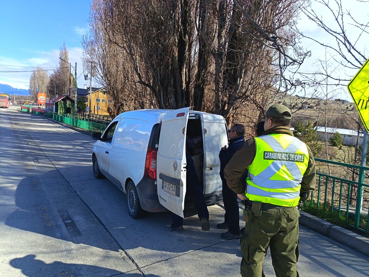 Carab_Aysen's tweet photo. En la #Ruta7 Sur (km 641), Carabineros del Retén #ElBlanco realiza operativo conjunto con el Servicio de Impuestos Internos (@SII_Chile).
Reforzamos las fiscalizaciones a vehículos de carga para garantizar el cumplimiento de la normativa tributaria y legal.🚛👮 https://t.co/p1u7gREHA8