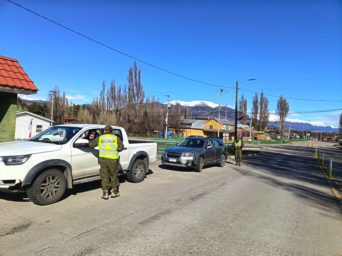 Carab_Aysen's tweet photo. En la #Ruta7 Sur (km 641), Carabineros del Retén #ElBlanco realiza operativo conjunto con el Servicio de Impuestos Internos (@SII_Chile).
Reforzamos las fiscalizaciones a vehículos de carga para garantizar el cumplimiento de la normativa tributaria y legal.🚛👮 https://t.co/p1u7gREHA8