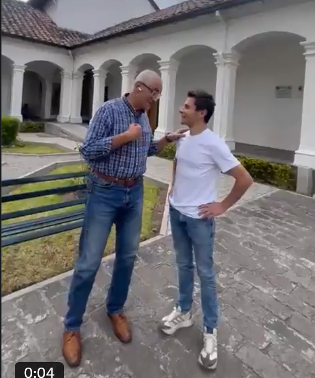lahistoriaec's tweet photo. Ojalá nadie lo haya descargado. Porque el remedio resultó peor que la enfermedad, el candidato a alcalde de Quito, Wilson Merino, borró su video con Fabricio Correa Delgado, del que pensó le ayudaría en algo. Pero fue lo contrario. #TodoPorUnVoto https://t.co/iXVaaWMq58