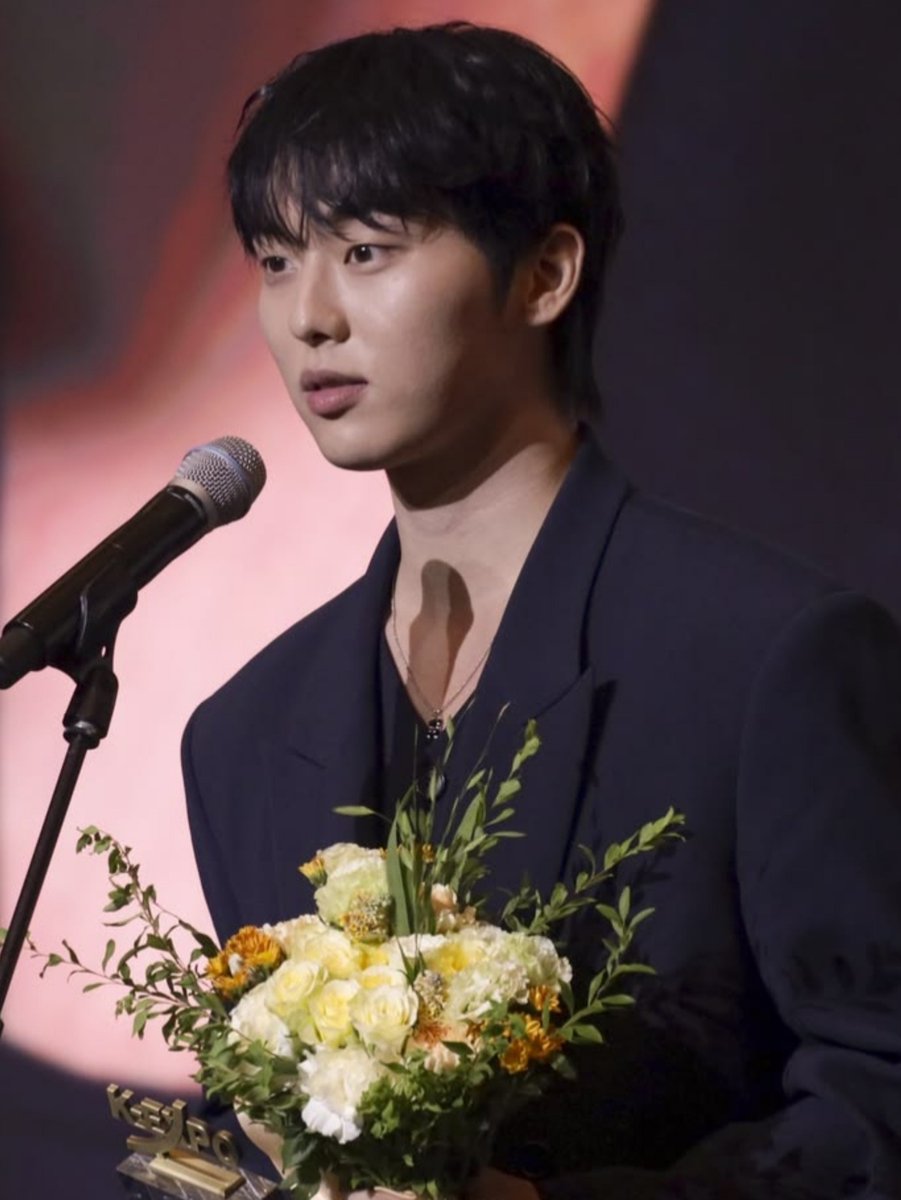 nongduangkamol's tweet photo. #kangjun lee kang became a successful author after he decided to change his career. when he received a grand prize for his debut novel, he made a huge part of his speech dedicated to yeo jun. yeo jun couldn't stop crying when lee kang referred to him his husband and his muse. https://t.co/WNtem9TvRX