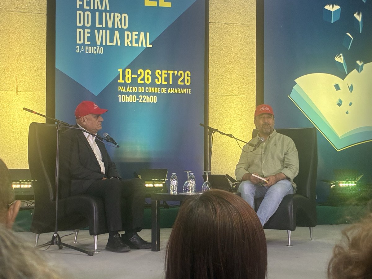 aamartinho's tweet photo. Aconteceu por aqui, no Entre Quem Lê. @lpmpessoal a apresentar o seu “Como mentem os políticos”, numa sessão muito participada! https://t.co/Jy0TkQeB2J