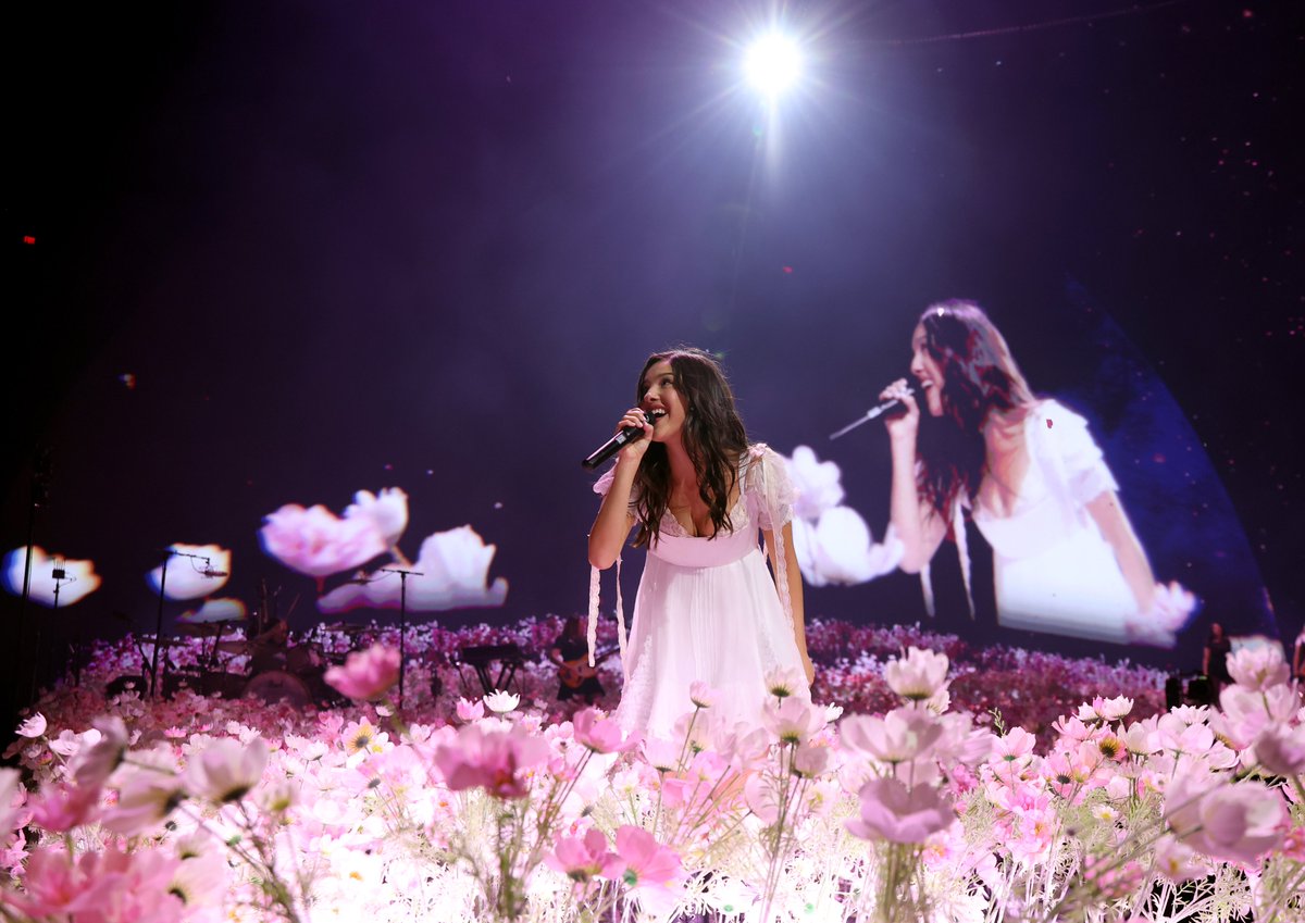 oliviarodrigo4k's tweet photo. [HQ] Olivia Rodrigo performs during "The Unraveled Tour" at People's Bank Arena / by Kevin Mazur https://t.co/xA9NpwJNlF