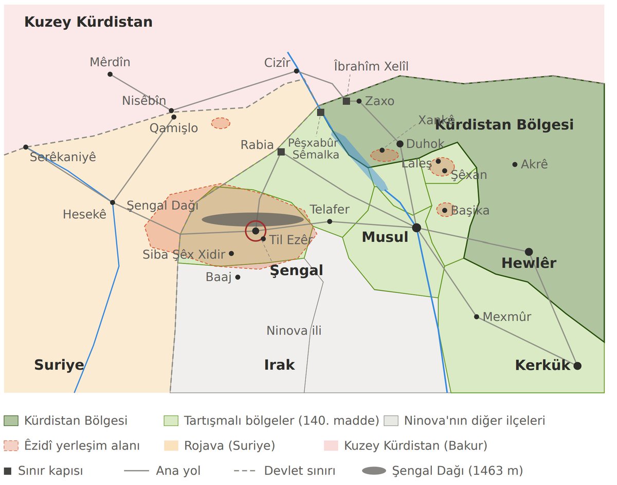 ixbaran_9338821's tweet photo. New York'ta Erdoğan ile Irak Başbakanı Ali Zeydi, Şengal konusunda anlaştı. Türk medyası haberi "PKK Sincar'dan çıkarılıyor" diye verdi. Ama mesele çok daha büyük. Bakalım; kim ne kazandı, Kürtler ne kaybediyor?
Şengal, Musul'un batısında, Suriye sınırına yaslanan bir dağ ve ova bölgesi. Ezidi Kürtlerin tarihsel yurdu. Ve stratejik bir köprü: bir yanda Güney Kürdistan, öbür yanda Güneybatı Kürdistan (Rojava). Şengal elden çıkarsa iki Kürt bölgesi arasındaki kara bağlantısı kopar. Zaten Türkiye de bunu yapmaya çalışıyor. 
Şengal'in tarihi bir kuşatmalar tarihi. Kürt hafızası 70'i aşkın "ferman"dan bahsediyor. 1970'lerde Baas rejimi dağ köylerini boşalttı, halkı toplu kamplara taşıdı, bölgeye Arap aşiretlerini yerleştirdi ve Ezidilerin aslında Kürt değil Arap olduğunu söyleyerek onları Araplaştırma politikası yürüttü. Dasinî Kürt Beyliği'nin Kürtleri, Tahsini Ezidi Arapları olarak Bağdat'a entegre edilmeye çalışıldı.
2003 sonrası Şengal "tartışmalı bölgeler"e girdi. 140. madde uygulanmadı, referandum yapılmadı. 3 Ağustos 2014'te IŞİD geldi, Peşmerge çekildi. Binlerce Ezidi Kürt öldürüldü, kadınlar ve çocuklar kaçırılarak pazarlarda satıldı. BM bunu soykırım olarak tanıdı.
Dağa sıkışan Kürtler, Rojava'ya açılan koridordan kurtarıldı. Sahada PKK, YPG ve YPJ vardı. Zaten daha sonra Ezidi Kürtlerin askeri birliklerine dönüşecek olan YBŞ bu koridorda doğdu: Kandil kadrolarının öncülüğünde ama büyük ölçüde Ezidi gençlerden oluşan bir güç. YNK ile Gorran yakınlaşınca PDK ile PKK yakınlaştı. 2015 Kasım'ında PKK ve PDK birlikte Şengal'i IŞİD'ten temizledi. Kürdistan Bağımsızlık Referandumu'nun ardından dengeler değişti. Kürdistan, Kerkük'ü kaybetti. 2017'den sonra Şengal, Bağdat'ın kontrolüne geçti, PDK tümüyle çekildi. YNK-Gorran ittifakı çökünce PDK ile PKK yeniden rakip haline geldi.
2020'de Bağdat ile Erbil BM gözetiminde bir Şengal anlaşması imzaladı ama anlaşma kağıt üzerinde kaldı. Soykırımın üzerinden 12 yıl geçti ve Ezidilerin önemli kısmı hâlâ Duhok kamplarında kalıyor. Dönmek isteyenler çok ama Şengal'de ne güvenlik var, ne yönetim, ne de yeniden inşa.
Ankara'nın gözünde Şengal, Kandil ve Mahmur'la birlikte bir hat. 2022'den beri süren Ankara-Bağdat yakınlaşmasında öncelik bu hattın Türkiye'nin politikasına uygun olarak şekillendirilmesi. 2024'te Irak PKK'yi yasaklı örgüt ilan etti. Mayısta göreve gelen Zeydi bu arkaplan üzerinden temmuzda Ankara'daydı.
New York'taki anlaşmanın öbür ayağı Başika. Türkiye 2015'te Kürdistan ile anlaşarak bu üsse yerleşti, Peşmerge ve Sünni Arap güçleri burada eğitti. Bağdat buna hep egemenlik ihlali dedi. Üs 2017'de IŞİD'in, 2021'de İran destekli grupların saldırısına uğradı. PKK'nin bu üsle ilgili tutumu da her zaman çok sertti. Ağustos 2024 zaptıyla Başika'nın yönetimi Irak ordusuna devredildi, ortak eğitim merkezi kararı alındı. Ama Türk askeri buradan ayrılmadı. Şimdi konuşulan ise bunların tamamen çekilmesi.
Erdoğan ve Zeydi, New York'ta anlaştılar. Belli arkalarında ABD'nin de oluru var. Şengal'de devlet otoritesinin bütünüyle tesisi, "yasaklı yabancı silahlı unsurların" varlığına son verilmesinden bahsediyorlar. Irak'ın beklentisine göre Türk kuvvetleri Başika'yı kademeli olarak teslim edecek. Bir de Kalkınma Yolu'nun hızlandırılması bekleniyor.
Tabii bu imzalı bir anlaşma değil, siyasi bir irade beyanı. Takvim yok. Reuters'a konuşan Iraklı bir komutan yıl sonunu işaret etti, Ankara ise bunu henüz teyit etmedi. 
Zincir şu: PKK silahlarını Bağdat'a teslim edecek; TBMM Başkanı Kurtulmuş'a göre bu ekimde başlayabilir, Şengal'de Irak otoritesi kurulacak, sonra Türkiye Başika'dan çekilecek. TBMM'nin ağustostaki çerçeve yasası da silah bırakmaya bağlı. Türkiye'nin adımları ise zincirin sonunda.
"Yabancı silahlı unsur" kim? Ankara bir bütün olarak YBŞ de dahil olmak üzere PKK'yi kastediyor. Ama YBŞ'nin çoğu Irak vatandaşı Ezidi Kürt ve Bağdat onları bugüne kadar yasa dışı saymış değil. Konuşulan formül şu: silah bırakma, seçilenlerin Irak güvenlik kurumlarına alınması, Iraklı olmayanların ise ayrılması. Tıpkı Suriye'deki gibi. YPG ile DSG'nin başına getirilen şimdi de YBŞ'nin başına getirilecek. Sonra da Kürtler burada haftada üç saat seçmeli olarak Ezidi olabilecek!
YBŞ'liler Şengal'de mi kalacak, başka yere mi dağıtılacak, henüz belli değil. Ezidilerden oluşturalan özerk yerel yönetimi tanınacak mı? Sanmıyorum. Silah bırakmanın şartları masada konuşulmazsa, sonradan şart koşma imkânı da kalmaz. Bunlar konuşulmuş şeyler de değil. 
Irak için bu anlaşma egemenlik kazanımı, Zeydi için ilk büyük dış politika başarısı. Ama Şengal'de 10 civarında silahlı yapı var. YBŞ çekilirse boşluğu İran'a yakın milisler dolduracaktır (Türkiye de buna müsaade etmek yerine doğrudan bölgeye yerleşecek ya da milislerini oraya yönlendirecektir). Yani Şengal "devlete" değil, milislere geçebilir.
Türkiye için Kandil ile Rojava arasındaki bağ kopuyor, Terörsüz Türkiye, Terörsüz Bölge olarak devam ediyor. Kalkınma Yolu'nun güvenliği sağlanıyor ve Türkiye'ye alan açılmış oluyor. Başika'dan çekilme ise büyük bir kayıp değil. Karşılık peşin alınıyor, bedel sonraya bırakılıyor.
Ve Kürtler. Masada yoklar. Ne Erbil, ne Kandil, ne Ezidiler, ne Rojava. Sonuçlar her Kürt aktör için aynı değil ama tüm aktörler kaybediyor.
PKK çizgisi ve YBŞ, Şengal'deki silahlı varlık, Irak-Suriye koridoru ve yerel veto gücünü kaybediyor. Entegrasyon olsa bile YBŞ artık bağımsız bir güç olamayacak, Bağdat'ın komutasında girecek.
Erbil için durum karışık. Rakibi PKK'nin zayıflaması PDK'yi memnun edebilir fakat PKK'nin güçsüzleştiği yerde PDK'ye de ihtiyaç kalmayacak ve stratejik olarak konumunu kaybedecektir. Diğer taraftan Şengal, Erbil'e değil Bağdat'a geçiyor. Erbil'in davetiyle gelen Türk askeri gücü, Başika'daki üssü Bağdat'a teslim ederek gidiyor. Ankara'nın bölgesel olarak muhatabının artık Erbil olmadığı ortada. Yeni  muhatap Bağdat! 
Ezidi Kürtlerin bir kısmı PKK-YBŞ'yi tek koruyucu olarak görüyor, bir kısmı dönüşün önündeki silahlı karmaşadan bıkmış durumda. Bir diğer kısmı PDK ile dirsek temasında. Bir kısmı kendini Kürt, bir kısmı ayrı bir halk olarak tanımlıyor ama asıl mesele bu değil, şu: silahlar gidince güvenliği kim sağlayacak?
Silahların nasıl toplanacağı konuşuluyor, ama sonrasında siyasetin yolunun nasıl açılacağı konuşulmuyor. New York açıklamasında Kürtlerin hakları, tartışmalı bölgelerin statüsü, Ezidileri ne beklediğine dair hiçbir şey yok. 
Rojava ile Güney Kürdistan arasındaki son köprü de yıkılıyor. Tartışmalı bölgeler meselesi fiilen Bağdat lehine kapanıyor. Ezidi öz yönetim deneyimi yok edilecek. YNK-PDK-PKK rekabeti Kürtleri masanın dışında bırakmaya devam ediyor. 
Kalkınma Yolu büyük ölçüde Kürdistan Bölgesi'nin dışından geçip Habur'u baypas ediyor. Petrolünü kaybeden Erbil ticarette de kenara itiliyor. Türkiye, Öcalan ile yürüttüğü süreçte bir taraftan Kürtlere silah bıraktırırken öbür taraftan masaya koyabilecekleri tüm kozları da ellerinden alıyor. Rojava'dan sonra sırada Şengal vardı. Şengal'den sonra sıra Mahmur ve Kandil'de.
Adil olalım: Silahlar gider, saldırılar durur, yeniden inşa başlar ve Ezidiler evine dönerse bu gerçek bir kazanç olur. Ama açıklamada Ezidilerin dönüşü, soykırımın hesabı ya da yerel yönetim yok. Türk ve Arapların bölgeyi kendi aralarında bölüşme planlı var, güvenlik var, ticaret var ama Kürt yok.