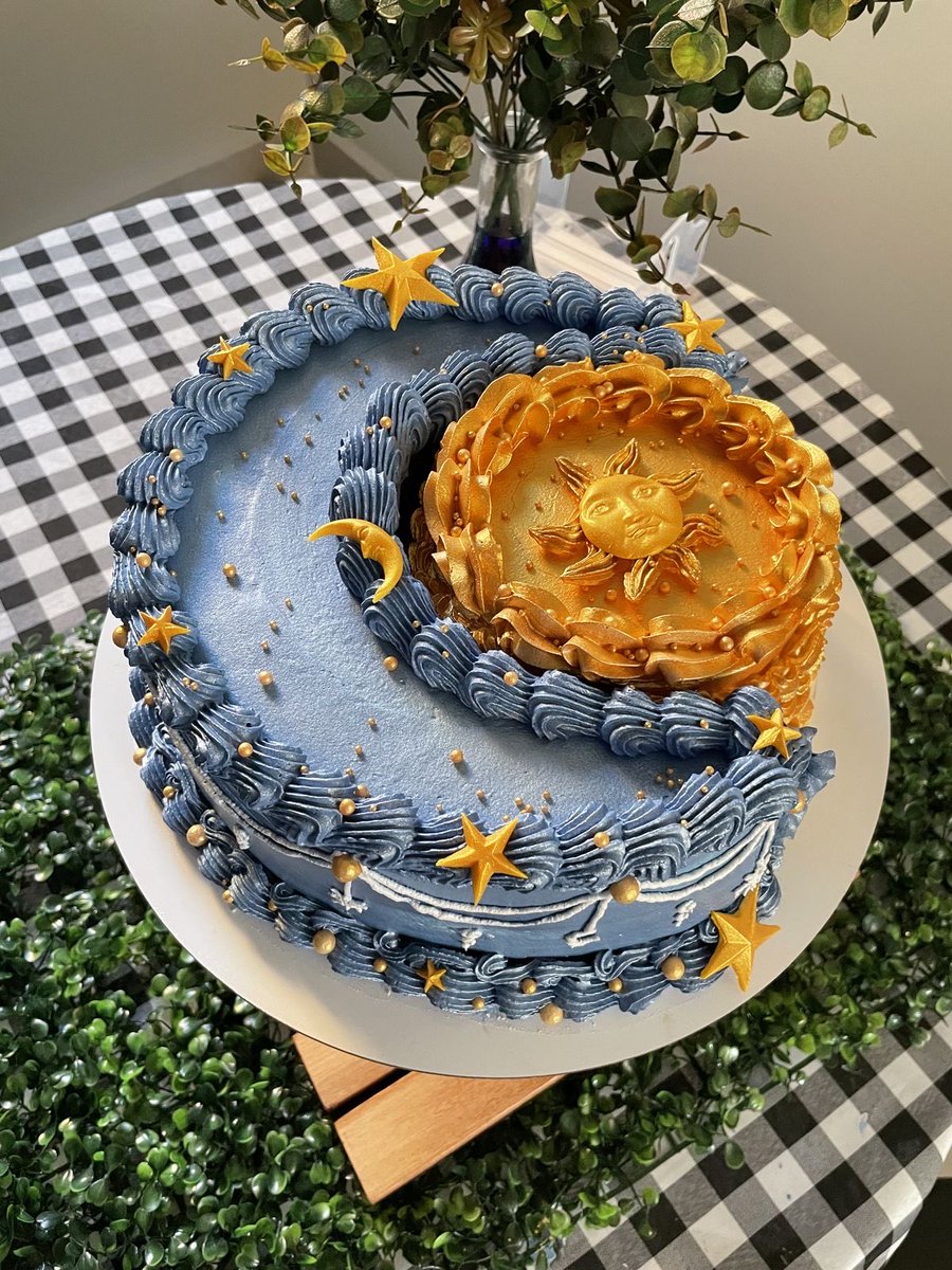 300moods's tweet photo. sun and moon cake https://t.co/YXl9KyDcM1