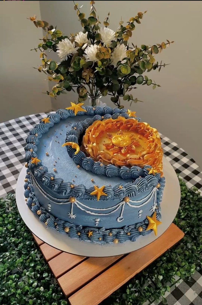 300moods's tweet photo. sun and moon cake https://t.co/YXl9KyDcM1