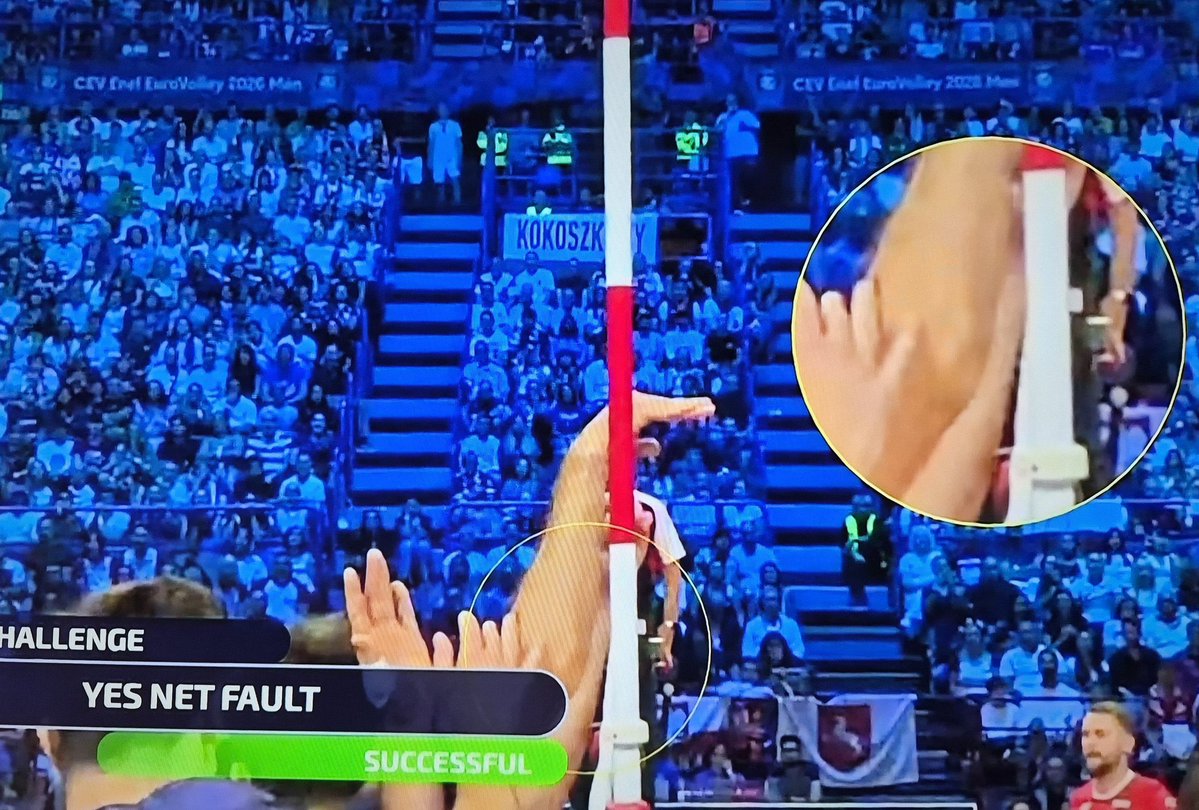 VolleyActu's tweet photo. 27-25, on pense que le point et donc le premier set sont remportés par la France. La chaîne L’Équipe lance alors directement la publicité après le point sans même qu’on ait le temps de voir qu’un challenge est demandé par la Pologne !

Eh ! La Pologne remporte son challenge, donc 26-26… mais trop tard, la publicité est déjà lancée. Et quand l’image du match revient, on est à 27-27 😅

Top !

📸 CEV