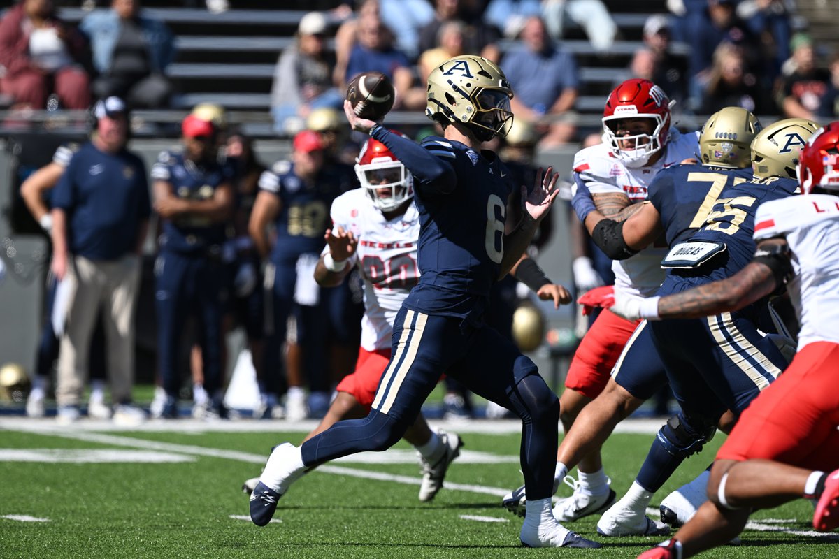 ZipsFB's tweet photo. 📸

#GoZips🦘 https://t.co/6GD8ergfmT