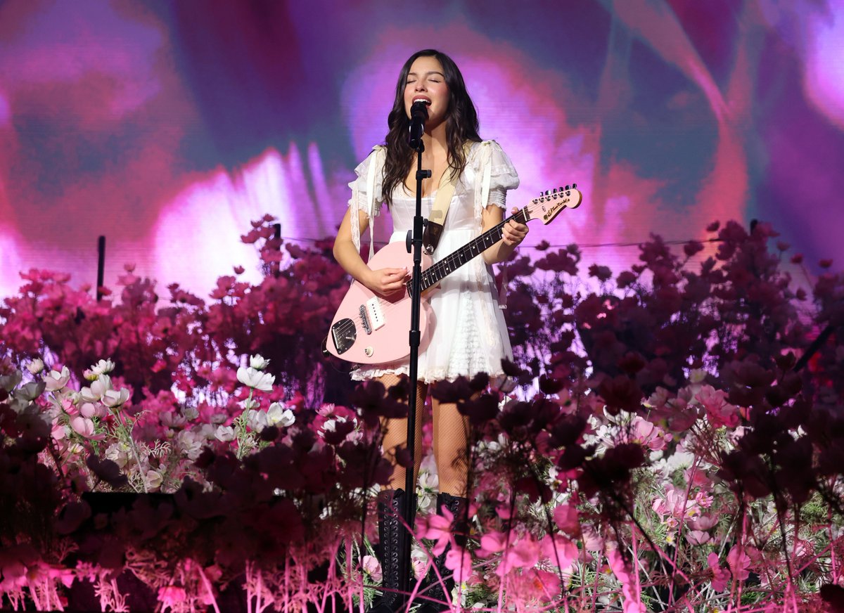 oliviarodrigo4k's tweet photo. [HQ] Olivia Rodrigo performs during "The Unraveled Tour" at People's Bank Arena / by Kevin Mazur https://t.co/xA9NpwJNlF