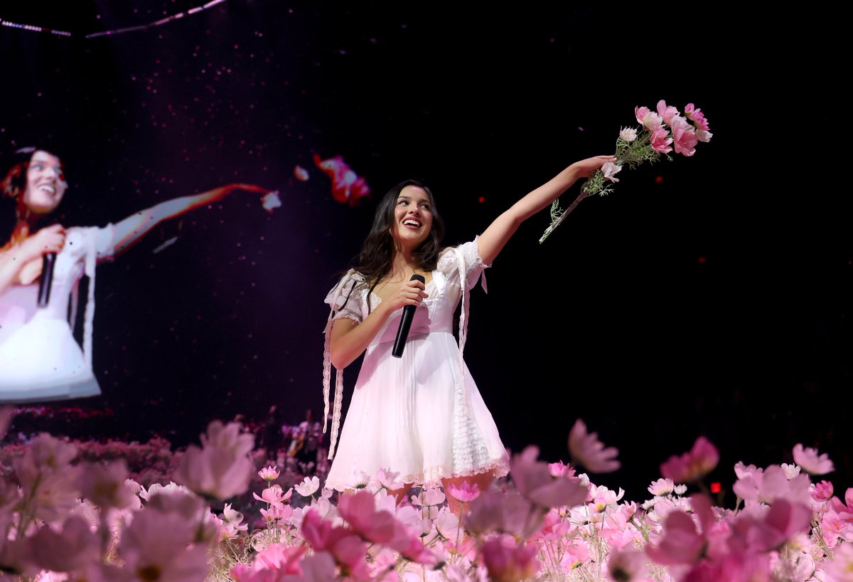 oliviarodrigo4k's tweet photo. [HQ] Olivia Rodrigo performs during "The Unraveled Tour" at People's Bank Arena / by Kevin Mazur https://t.co/xdpSHtU3xg