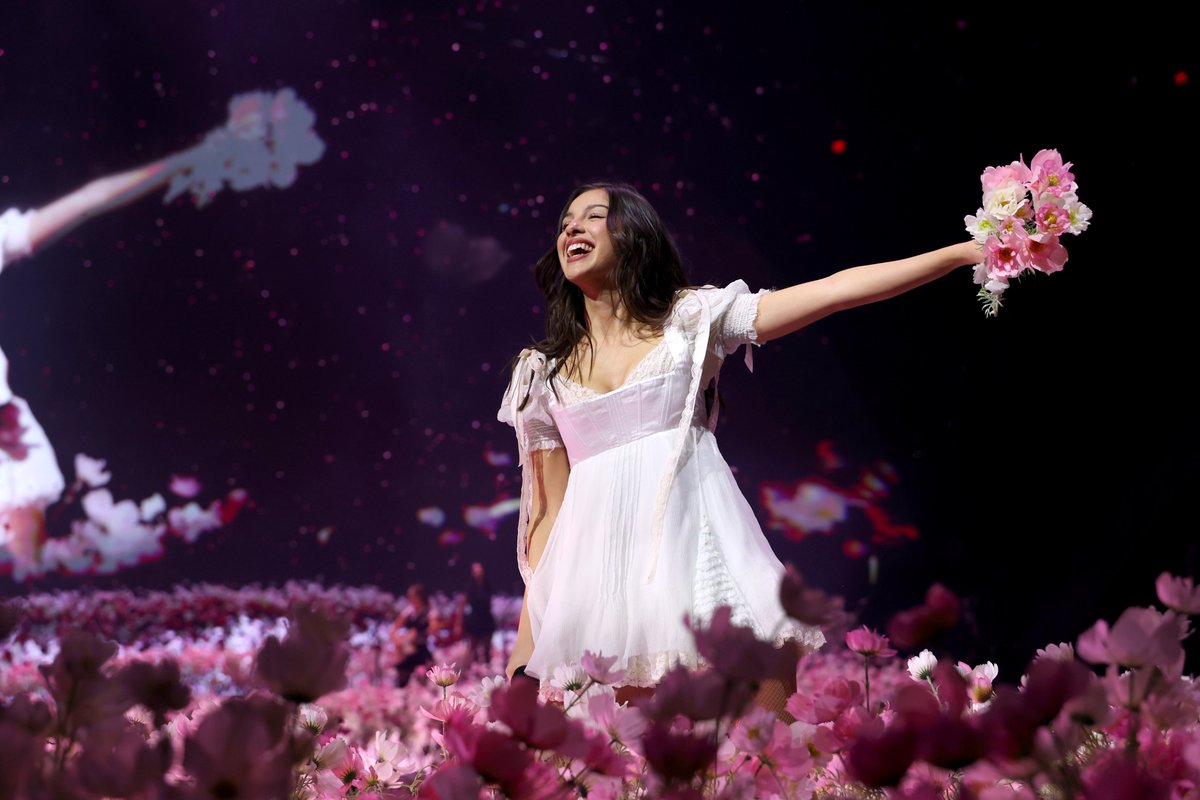 oliviarodrigo4k's tweet photo. [HQ] Olivia Rodrigo performs during "The Unraveled Tour" at People's Bank Arena / by Kevin Mazur https://t.co/xdpSHtU3xg