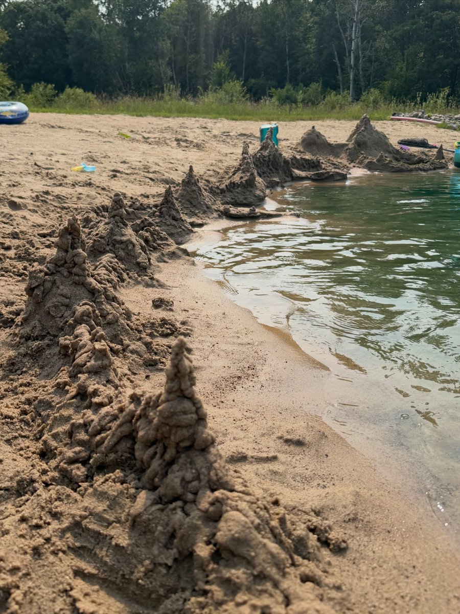 DanielaLove03's tweet photo. How many middle school girls does it take to paddle a canoe? They may have had better luck in a sandcastle-building contest. Which would you choose? https://t.co/6rjjtcBFzS
