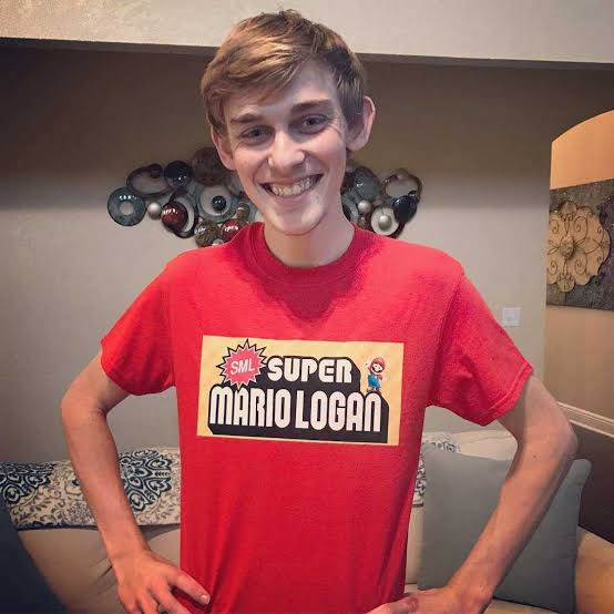 Kayfilmsyt's tweet photo. Whenever people say Logan is racist they're a idiot. He's not. 🪡🧵

-his best friend was a black man
-He went to same blank man's funeral 
-His life long friend is black (lovell)
-Hes collaborated with black people (ishowspeed for example)
-Hes friends with a black reactor https://t.co/U8h4MEW6HZ