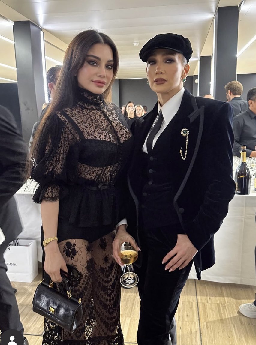 Retag_Hw's tweet photo. ايقونة الشرق هيفاء وهبي مع النجوم العالميين سان وجنيفيزلوبيز🔥
@HaifaWehbe https://t.co/Q3kD2w3eZS