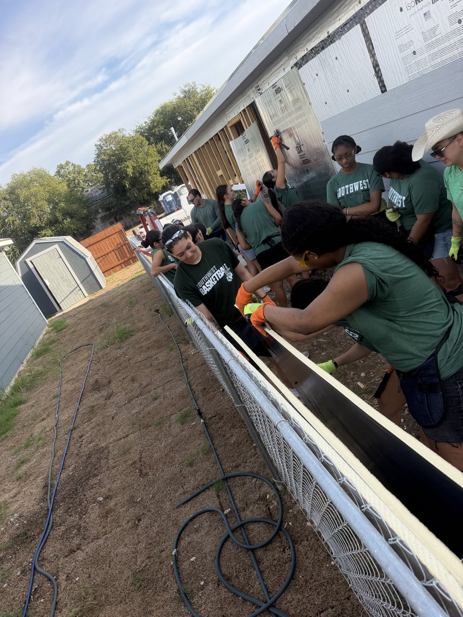 swisd_swhgbball's tweet photo. Saturday Morning, Giving Back!

Dragon Hoops spent Saturday morning serving our community with Habitat for Humanity! 

Proud of our girls for showing that being a Dragon is about more than basketball—it’s about serving, leading, and making a difference. 

#DragonHoops https://t.co/4ccpfK0bkc