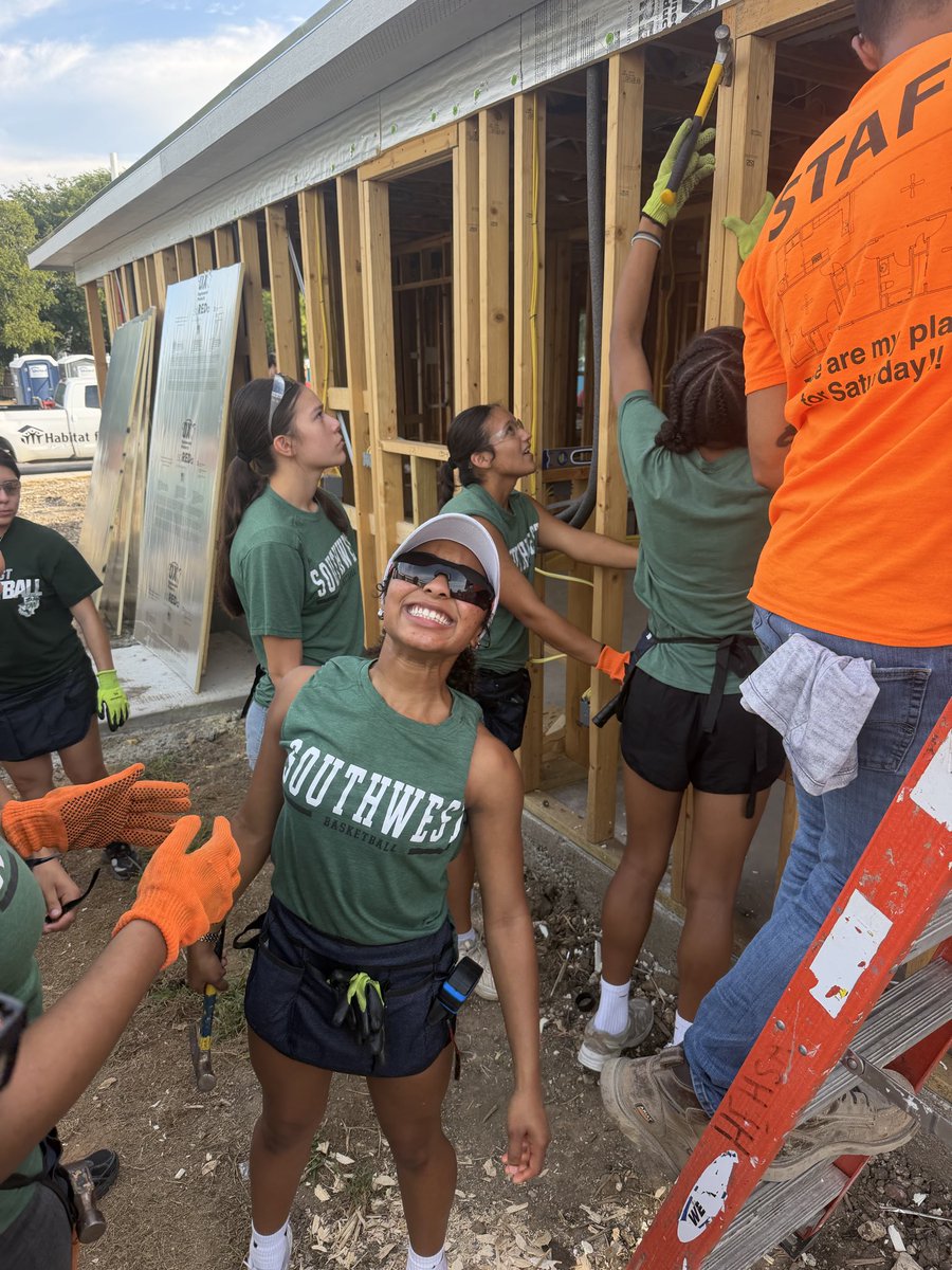 swisd_swhgbball's tweet photo. Saturday Morning, Giving Back!

Dragon Hoops spent Saturday morning serving our community with Habitat for Humanity! 

Proud of our girls for showing that being a Dragon is about more than basketball—it’s about serving, leading, and making a difference. 

#DragonHoops https://t.co/4ccpfK0bkc