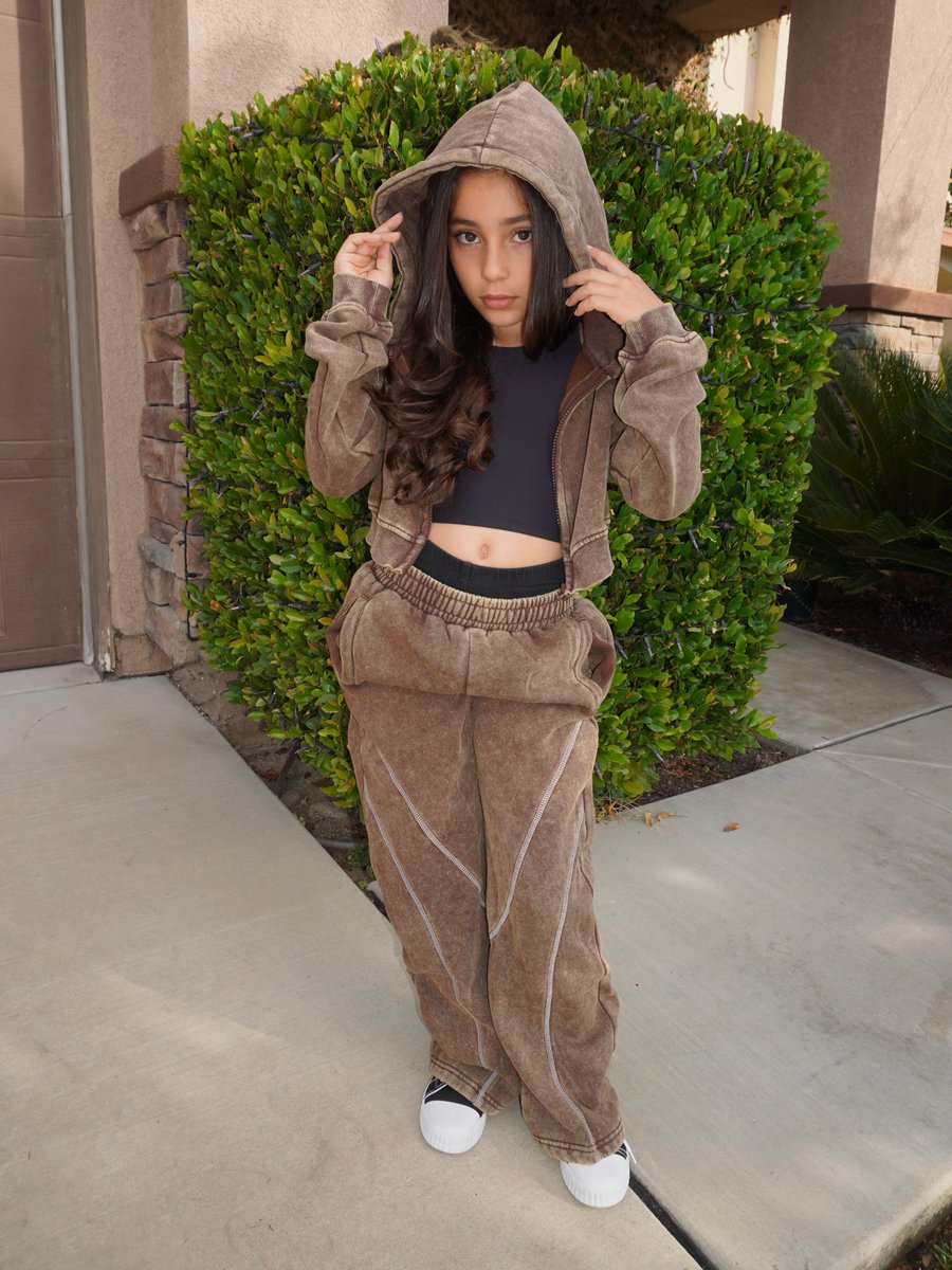 Alyssa_stella2's tweet photo. Hood up, world off 🤎✌🏼 https://t.co/9ns8EQmTsc