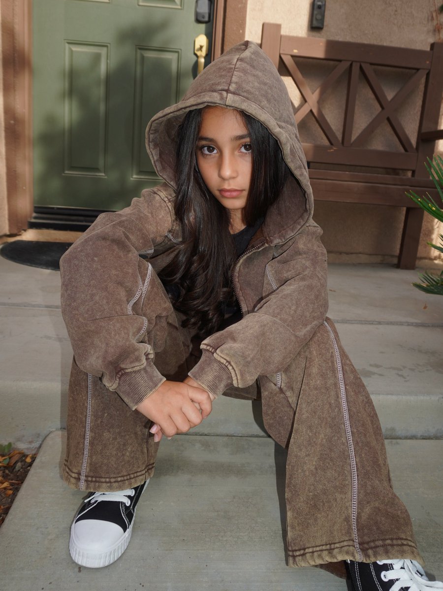 Alyssa_stella2's tweet photo. Hood up, world off 🤎✌🏼 https://t.co/9ns8EQmTsc