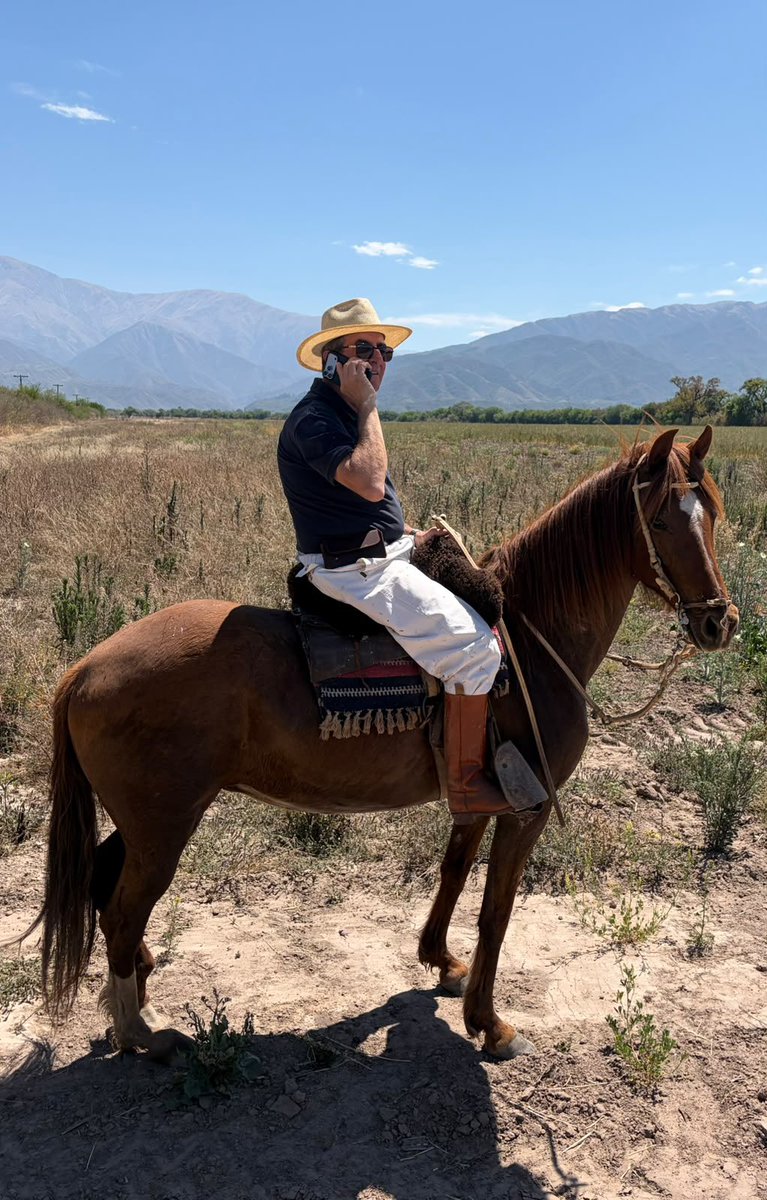 luquitasvidal's tweet photo. Sábado con el patrón en su oficina https://t.co/hKCmJNe8Rs