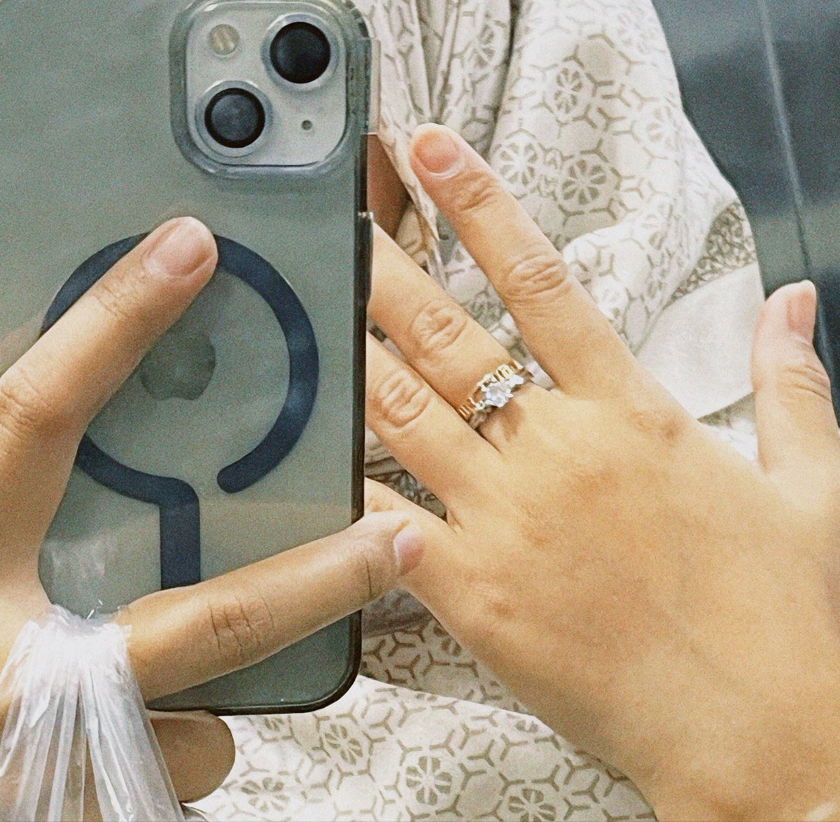cenaraaa's tweet photo. Look at my sparkling rings ✨✨
So pretty 🤏🏻🤏🏻 https://t.co/tNoa183zGt