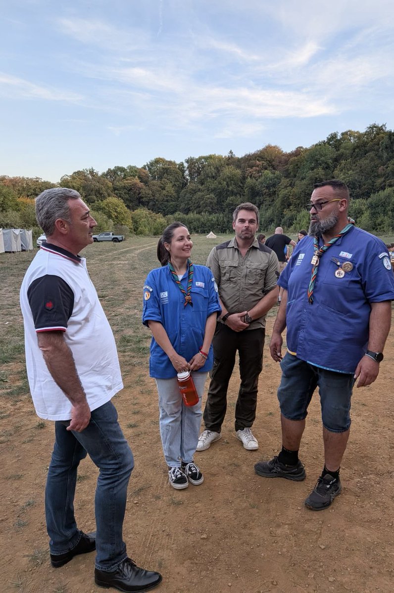 WEBERFrederic1's tweet photo. ⛺ À l’occasion de leur week-end de Montée des Branches, les Scouts et Guides de France sont présents à #ValdeBriey ce week-end 👍

Je suis allé à leur rencontre avec monsieur Christophe ROOS - Maire de Val de Briey juste avant la veillée.

#Scouts #MeurtheetMoselle https://t.co/814CSoysKE