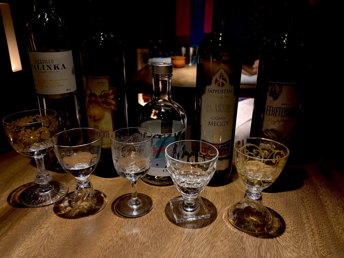 Nochi_2026_'s tweet photo. 今夜は、神楽坂のBar Pálinkaさんへお伺いしまして、諸々の解像度を上げてまいりました。
（毎度、大変お世話になっております❗️）

チェコや、ハンガリーのお酒について語り合う夜……ありがとうございました🥃
今後、当店で取り扱う商品が増えましたら改めてお知らせいたしますね📢 https://t.co/K7wR01aqrG