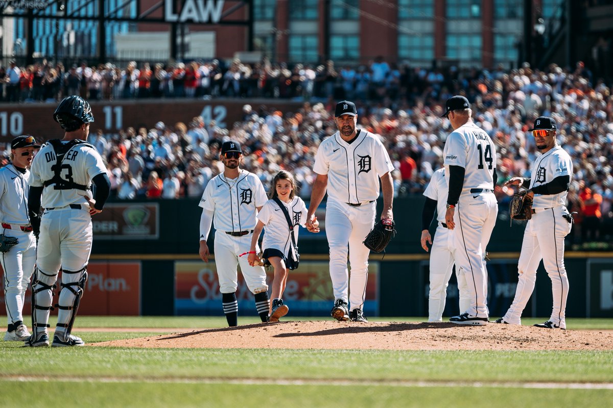tigers's tweet photo. Send-off fit for a king 👑 https://t.co/BxyDjIq8mg