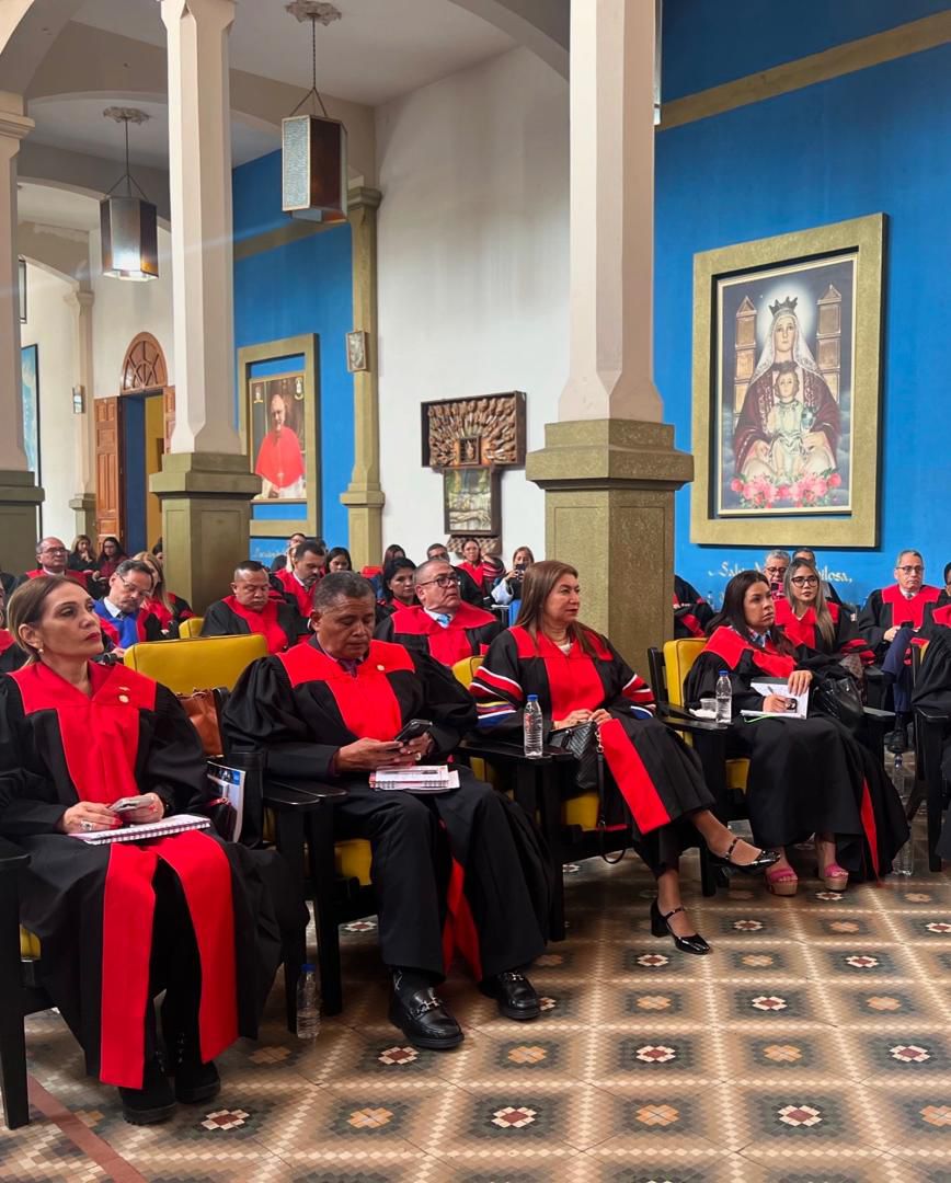 vladimirpetit's tweet photo. Sres. miembros de la Comisión revisora de credenciales para aspirantes a magistrados del TSJ: @bpulidom @funeda @charitobernardoni

Saludos.
La tarea que se les ha encomendado no admite ingenuidad. Toca corregir la manera en que hasta ahora se han evaluado las credenciales para los altos cargos de la República. Eso es oportunidad para hacer historia.

El artículo 263 de la Constitución abre tres vías para llegar al TSJ: el ejercicio profesional con postgrado, la docencia universitaria como titular y la carrera judicial. En estos años el chavismo pervirtió las tres. Por eso les pido que razonen sobre los siguientes puntos.

1. Los doctorados. Cualquier postgrado y, en especial, los doctorados, otorgados por la Universidad Católica Santa Rosa, sean honoris causa o supuestamente cursados, no pueden valer per se. Por esa casa pasó buena parte de la nomenklatura del régimen, y alrededor de ella se denunció el llamado "cartel de las togas". Es una universidad de, para y por el chavismo. Un título obtenido por acuerdo o como gracia, no puede considerarse credencial para concursar, y así son los títulos de la universidad del cartel.
2. La docencia universitaria. El chavismo conformó un subsistema especial de educación superior de factura política partidista: la Bolivariana, UNES, UNEFA y tantas otras. Allí no hubo rigor académico ni en los concursos de ingreso ni en los ascensos dentro del escalafón. Ser "profesor" en esas instituciones no acredita lo que la Constitución le exige a un profesor titular: conocimiento, rigor académico, investigación y constancia.
3. La magistratura y el Ministerio Público. La carrera judicial fue cooptada casi desde la Constituyente del 99. Si el cargo se toma como credencial en sí mismo, quedará despejado el camino para jueces de mala reputación y pobre formación jurídica que entraron por la vía política y montaron su propia alcabala. Además, la gran mayoría de quienes hoy ocupan tribunales y fiscalías llegó allí por su filiación chavista. Cuidado con esto, porque es la única puerta que le queda al chavismo. La mejor prueba es que alguien de esa tipología ya se sienta en esa misma comisión.
4. El conocimiento jurídico. En nuestra historia ningún régimen se caracterizó por menos rigor profesional que este. Hasta Gómez y Pérez Jiménez procuraron rodearse de gente competente. Aquí los buenos abogados, los de verdad, escasean, y por eso tuvieron que fabricar credenciales ficticias que hoy no deben ser tomadas en cuenta. Recuerden que la cadena de empeoramiento que puso en marcha la mediocridad profesional del chavismo consagró rectores que nunca fueron doctores, magistrados que jamás supieron derecho, profesores con errores ortográficos y altos funcionarios que en ninguna otra etapa de nuestra historia republicana hubiesen sido designados como tales.

Hay, además, requisitos para ser magistrado que un funcionario chavista no podría cumplir: reconocida honorabilidad, reconocida competencia, buena reputación y renuncia a toda militancia partidista. Ojo con esto último. La militancia no se agota con el carnet del partido. También la configura la participación en un movimiento ideológico, incluidas las confesiones públicas de fe revolucionaria. Por último, les toca generar garantías para que excelentes juristas del TSJ en el exilio puedan concursar in pari causa.

Si aceptan las credenciales aquí referidas sin examinarlas, le harán un flaco servicio a la República. Si las examinan con rigor, le harán un gran servicio a la patria y darán ejemplo a los muchachos que hoy estudian en las universidades serias: el mérito vale, los estudios rigurosos valen, una carrera judicial limpia vale, la independencia de criterio vale, hacer bien el trabajo tiene premio. Si no lo hacen, la gente quedará con la impresión de otra rebatiña con alcabalas partidistas, como ya ocurrió antes con el CNE, el TSJ y tantos otros. Finalmente, recuerden que el ejemplo que den cascadeará para futuros concursos como el del próximo CNE.
Suerte.