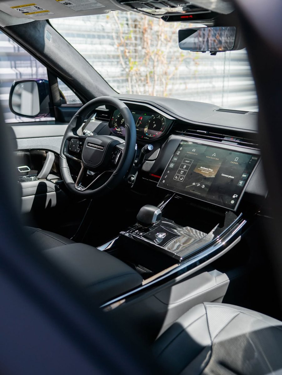 Venosier's tweet photo. Range Rover SV https://t.co/kKXG5u2fX2
